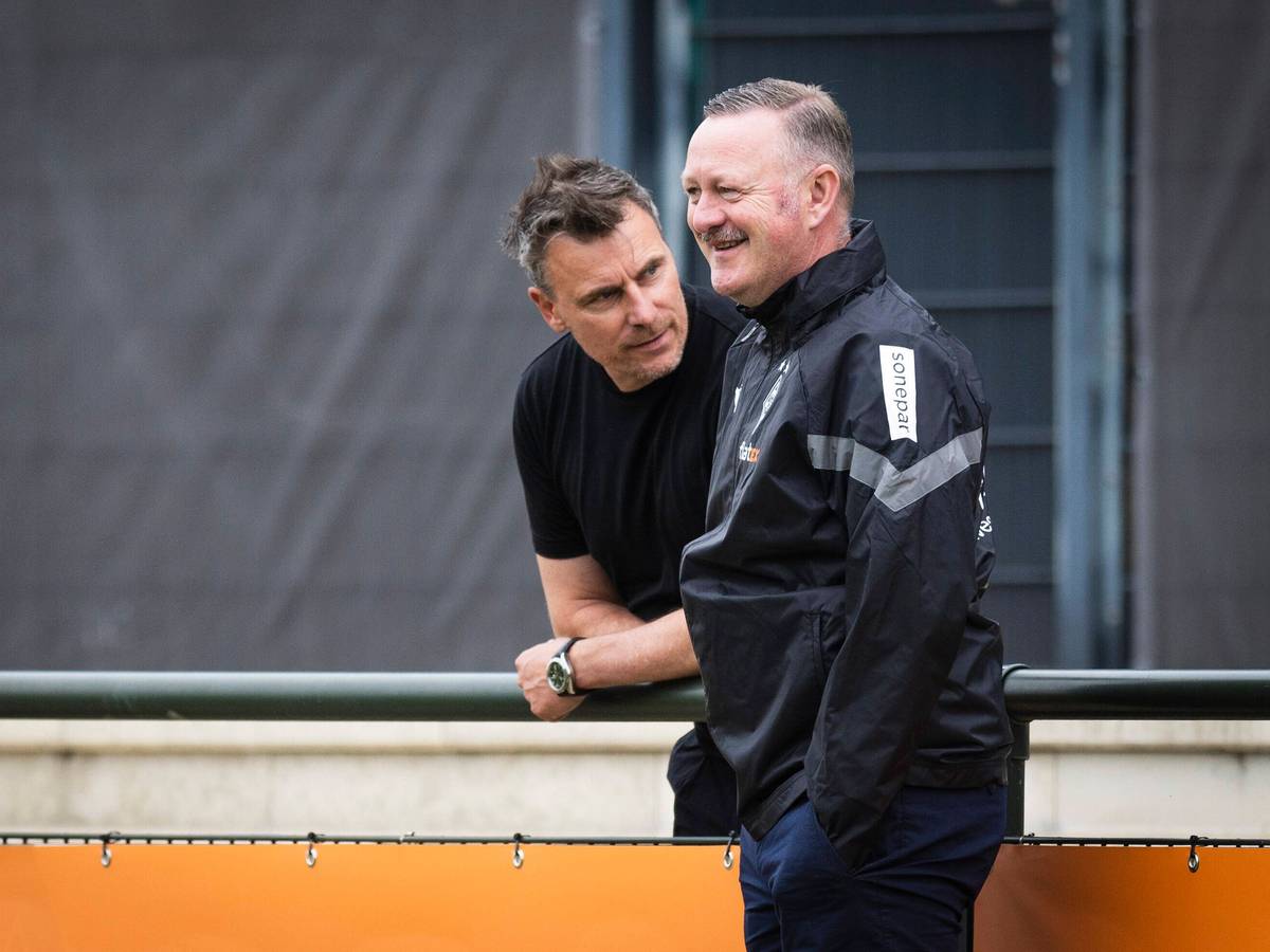 Steffen Korell und Roland Virkus unterhalten sich.