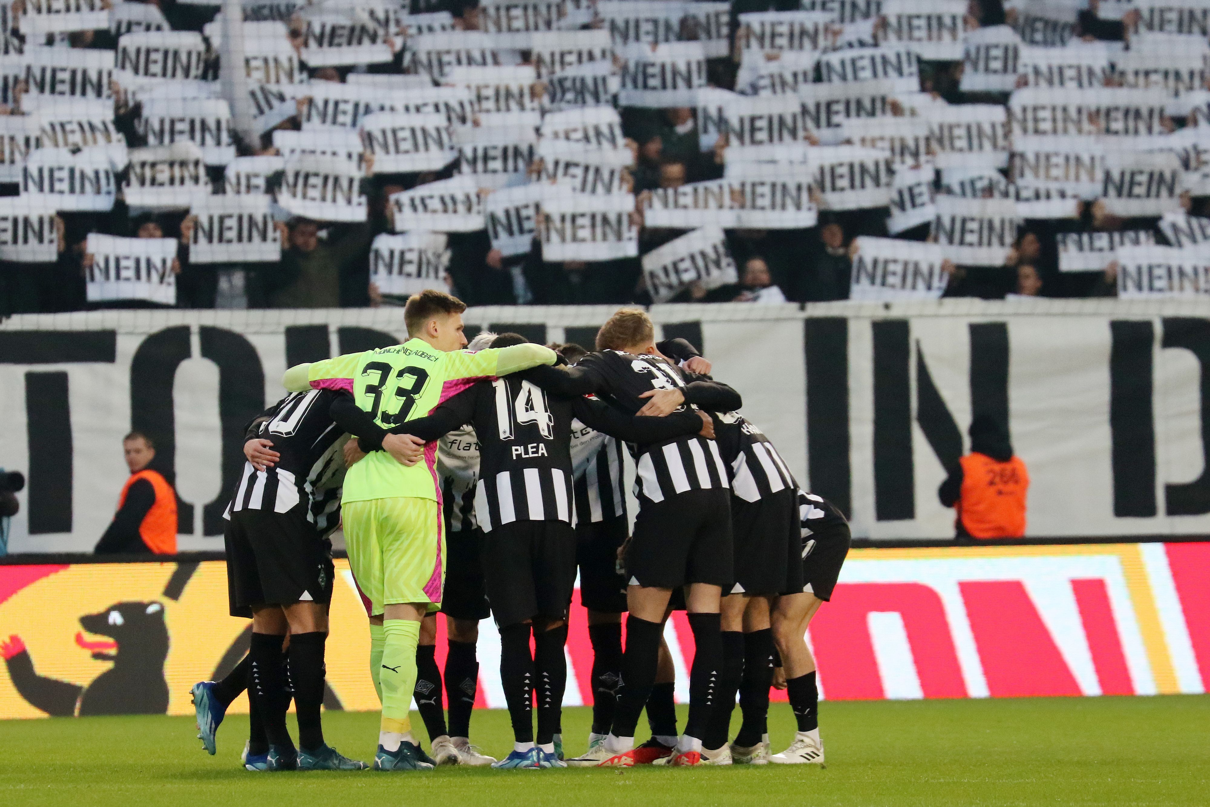 Die Startelf von Borussia Mönchengladbach im Kreis.