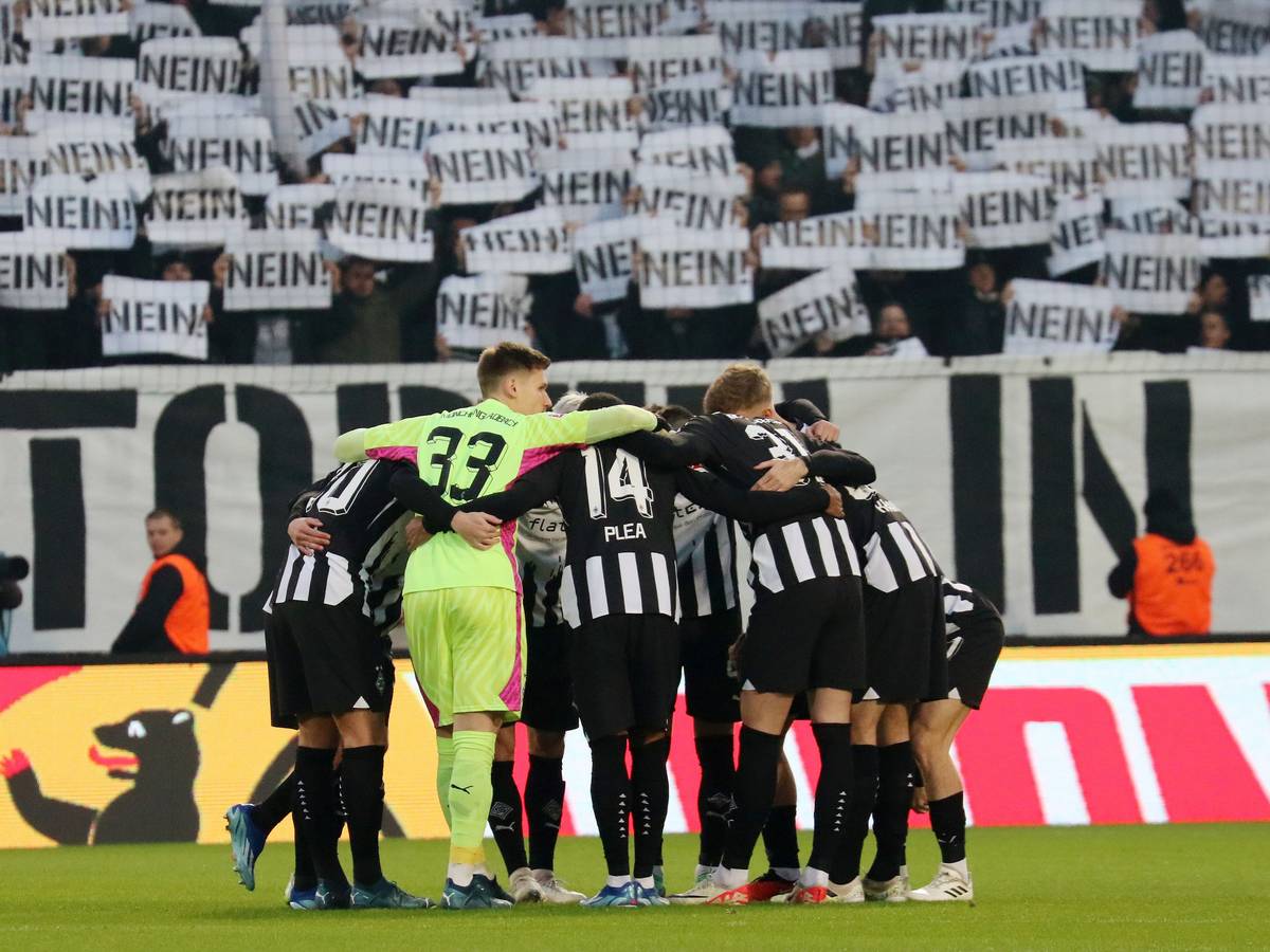 Die Startelf von Borussia Mönchengladbach im Kreis.