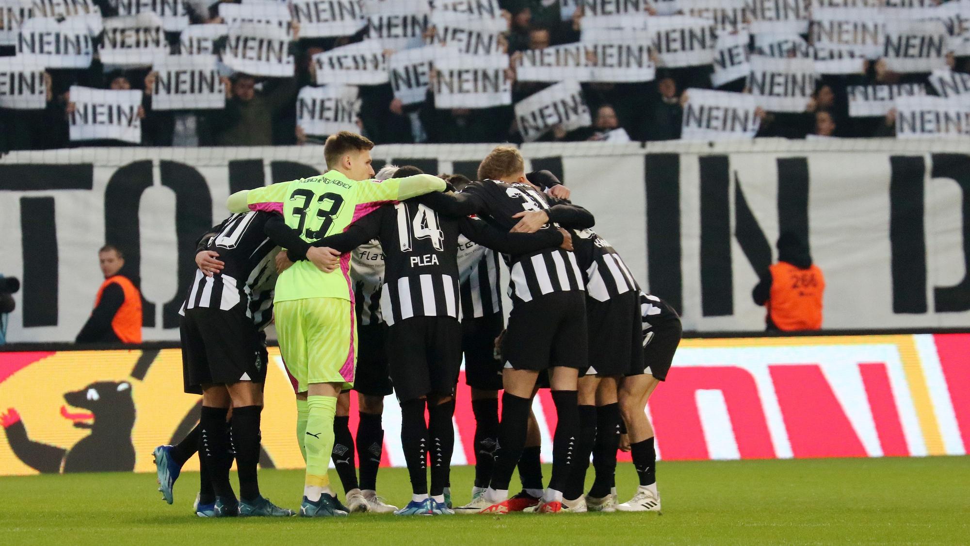 Die Startelf von Borussia Mönchengladbach im Kreis.