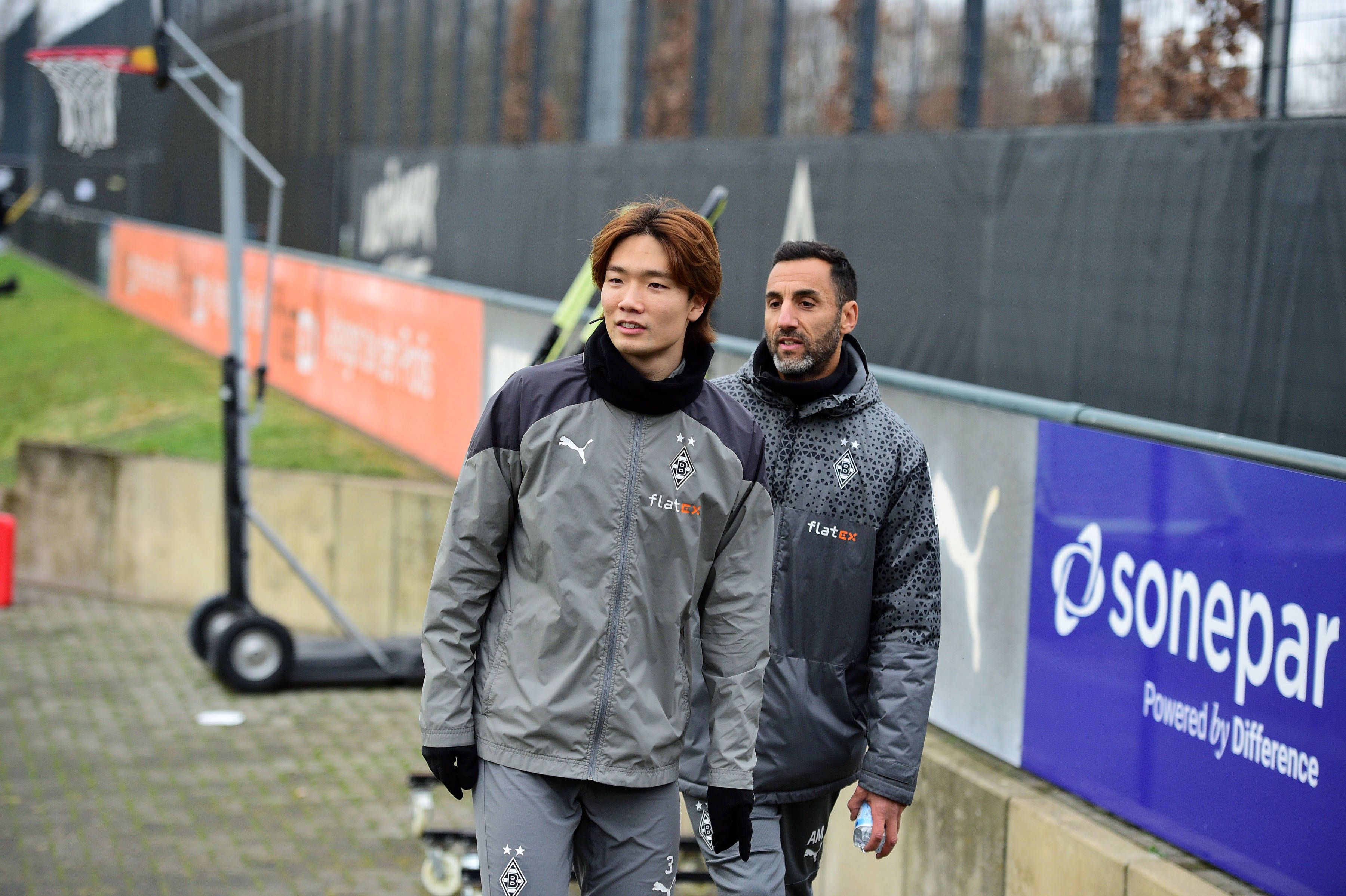 Ko Itakura verlässt den Trainingsplatz.