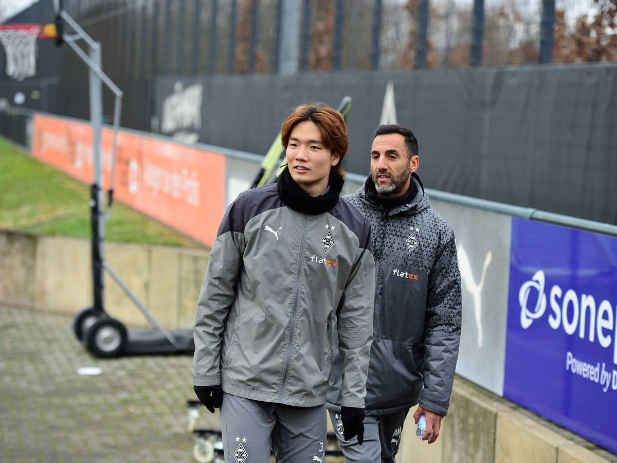 Ko Itakura verlässt den Trainingsplatz.