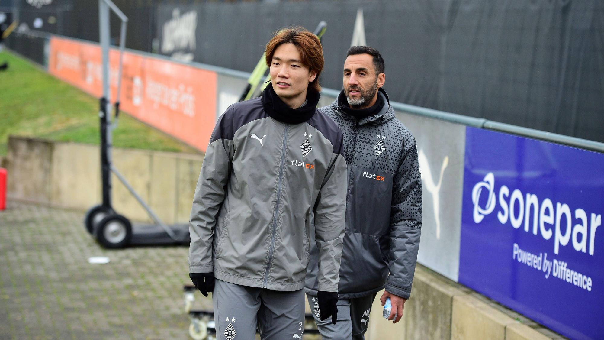 Ko Itakura verlässt den Trainingsplatz.