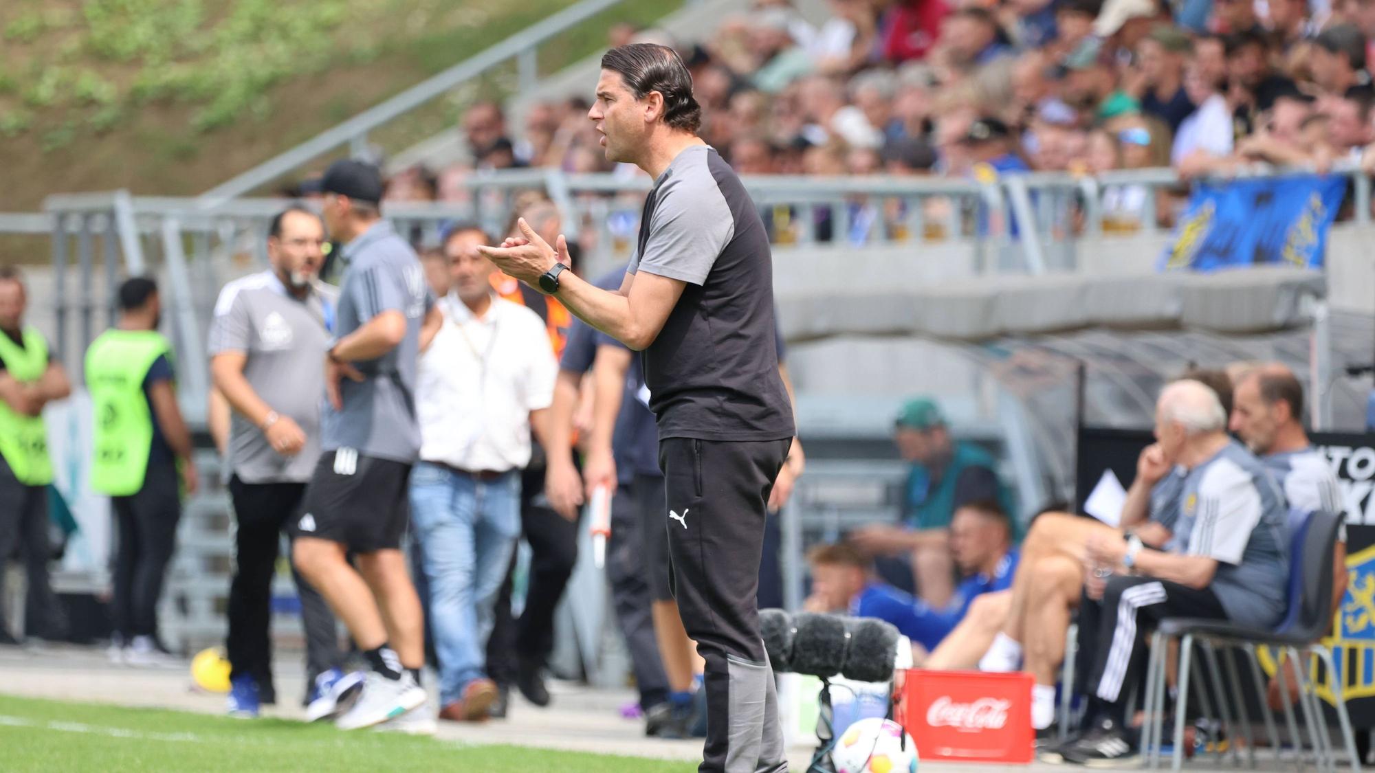 Gerardo Seoane am Spielfeldrand in Saarbrücken.