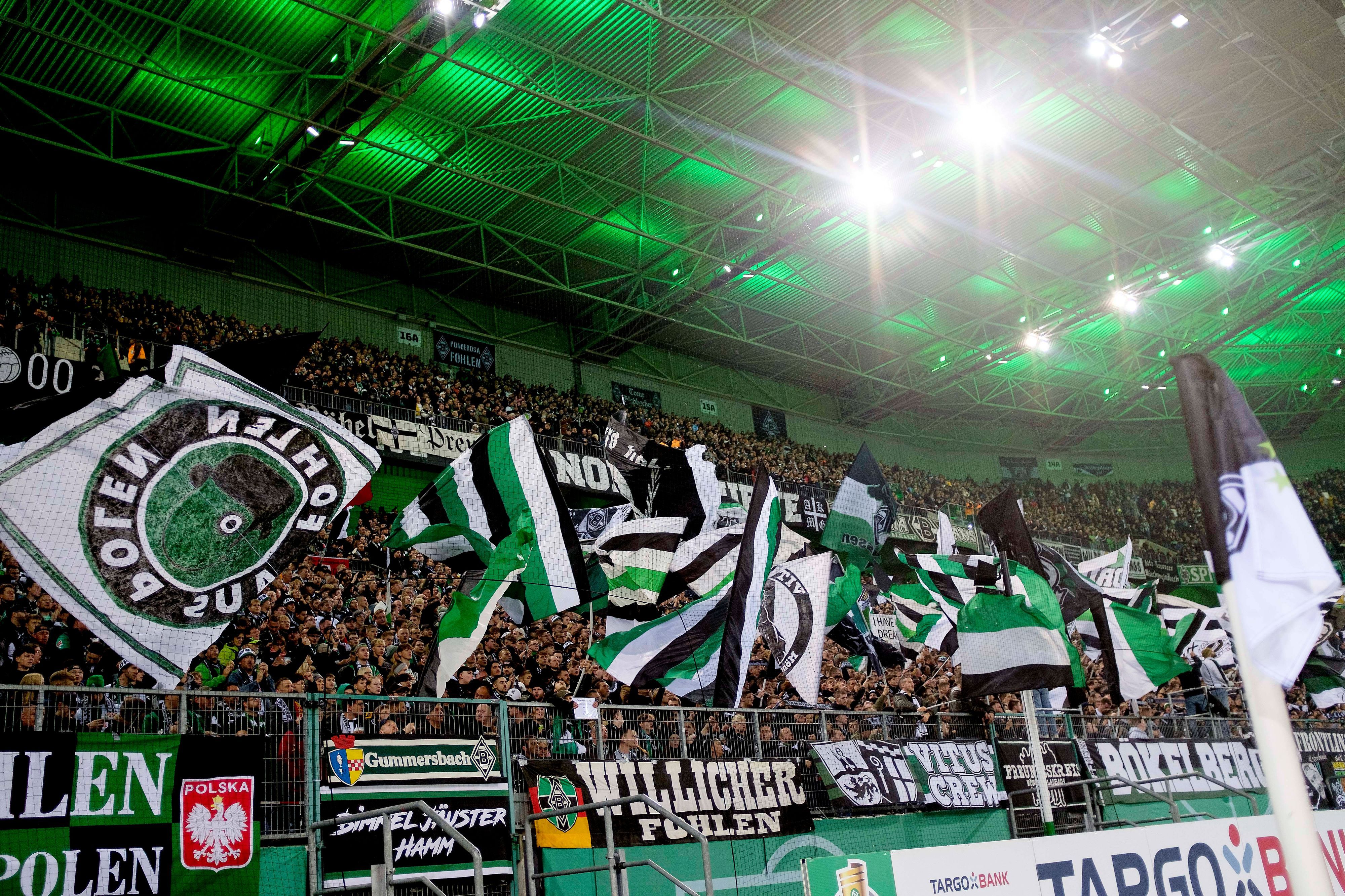Die Nordkurve im Borussia-Park bei Flutlicht.