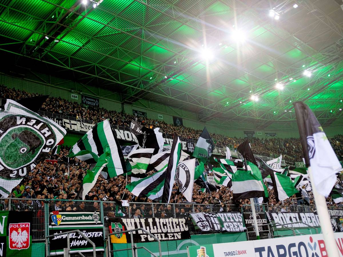Die Nordkurve im Borussia-Park bei Flutlicht.
