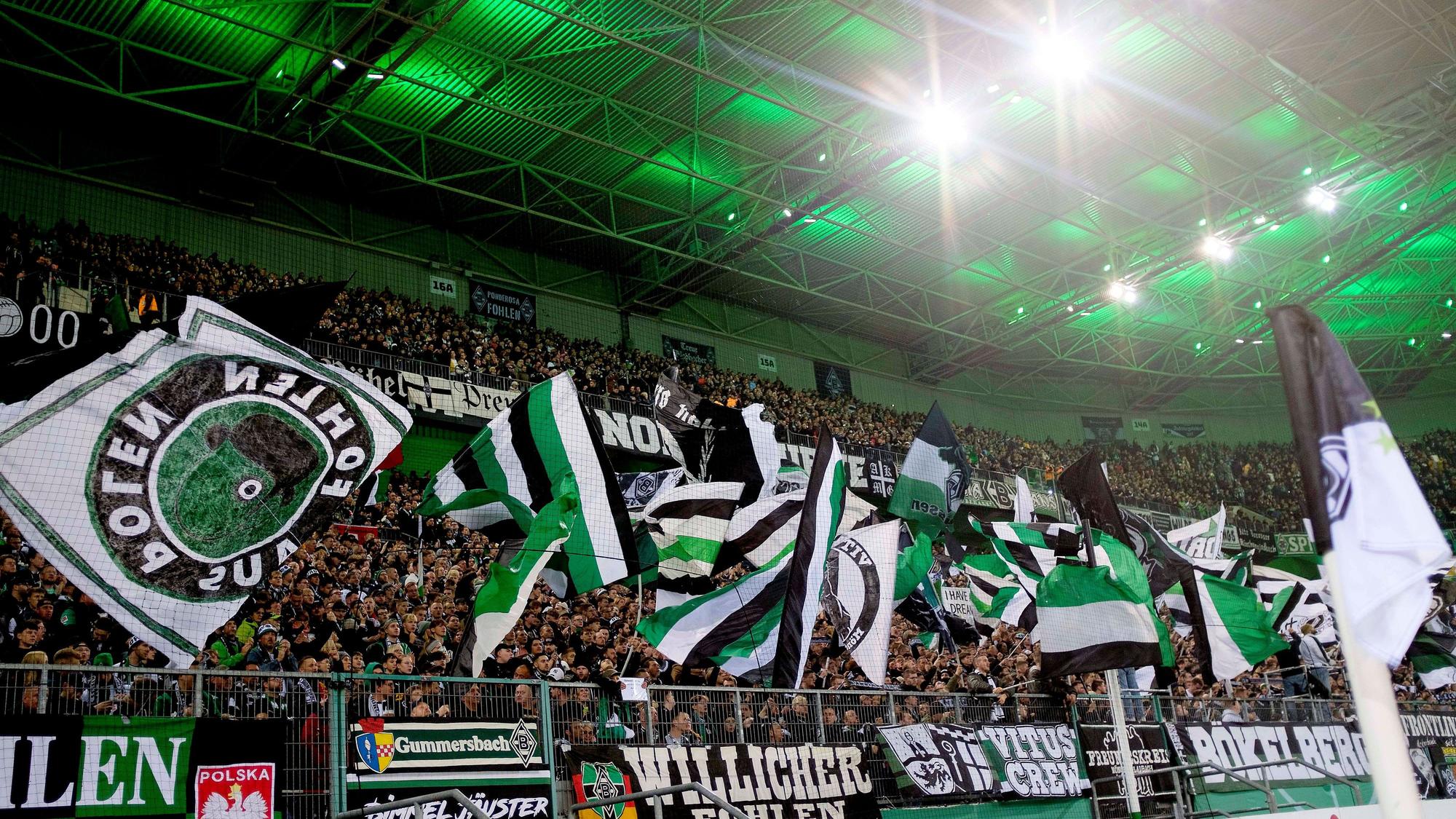 Die Nordkurve im Borussia-Park bei Flutlicht.