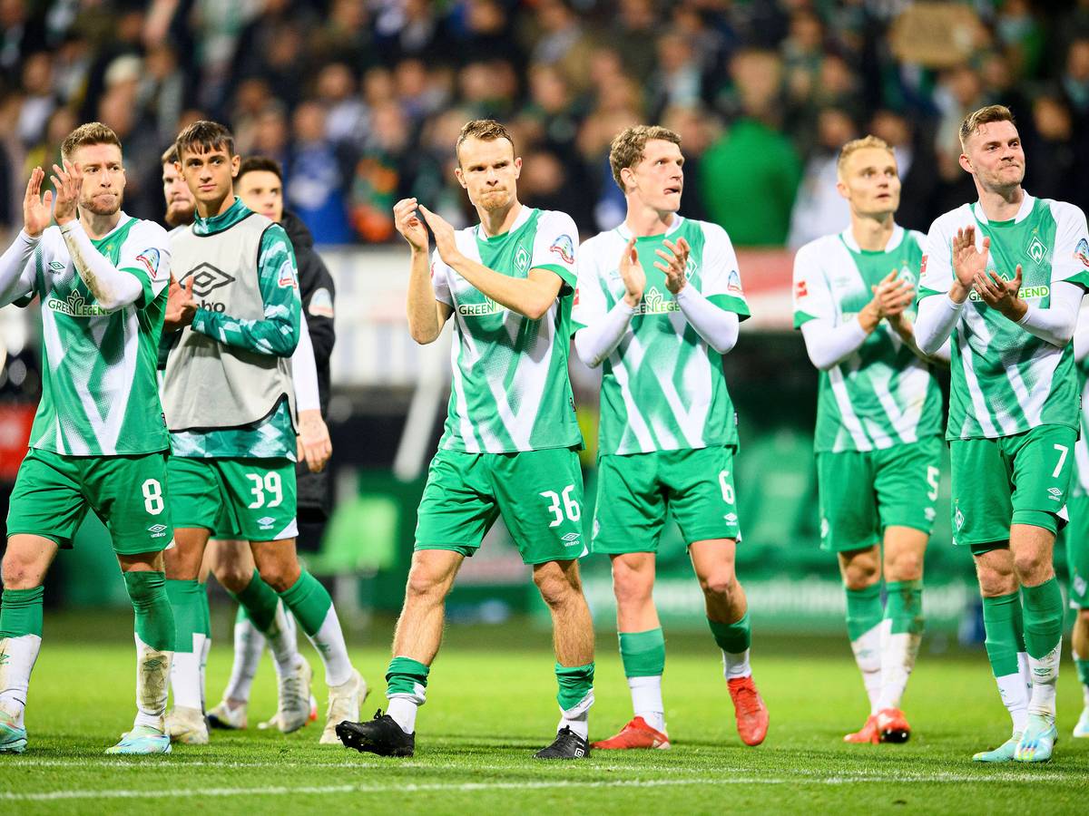 Spieler von Werder Bremen applaudieren ihren Fans.