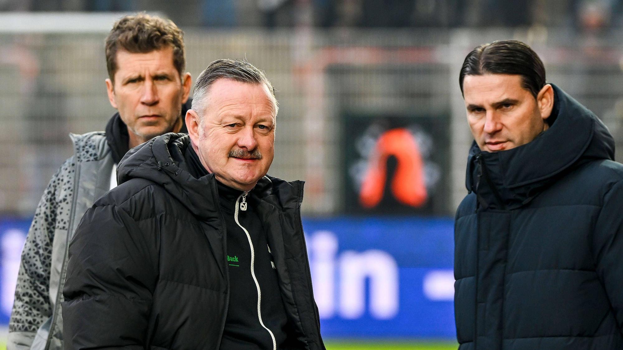Guido Streichsbier, Roland Virkus und Gerardo Seoane stehen am Spielfeldrand.