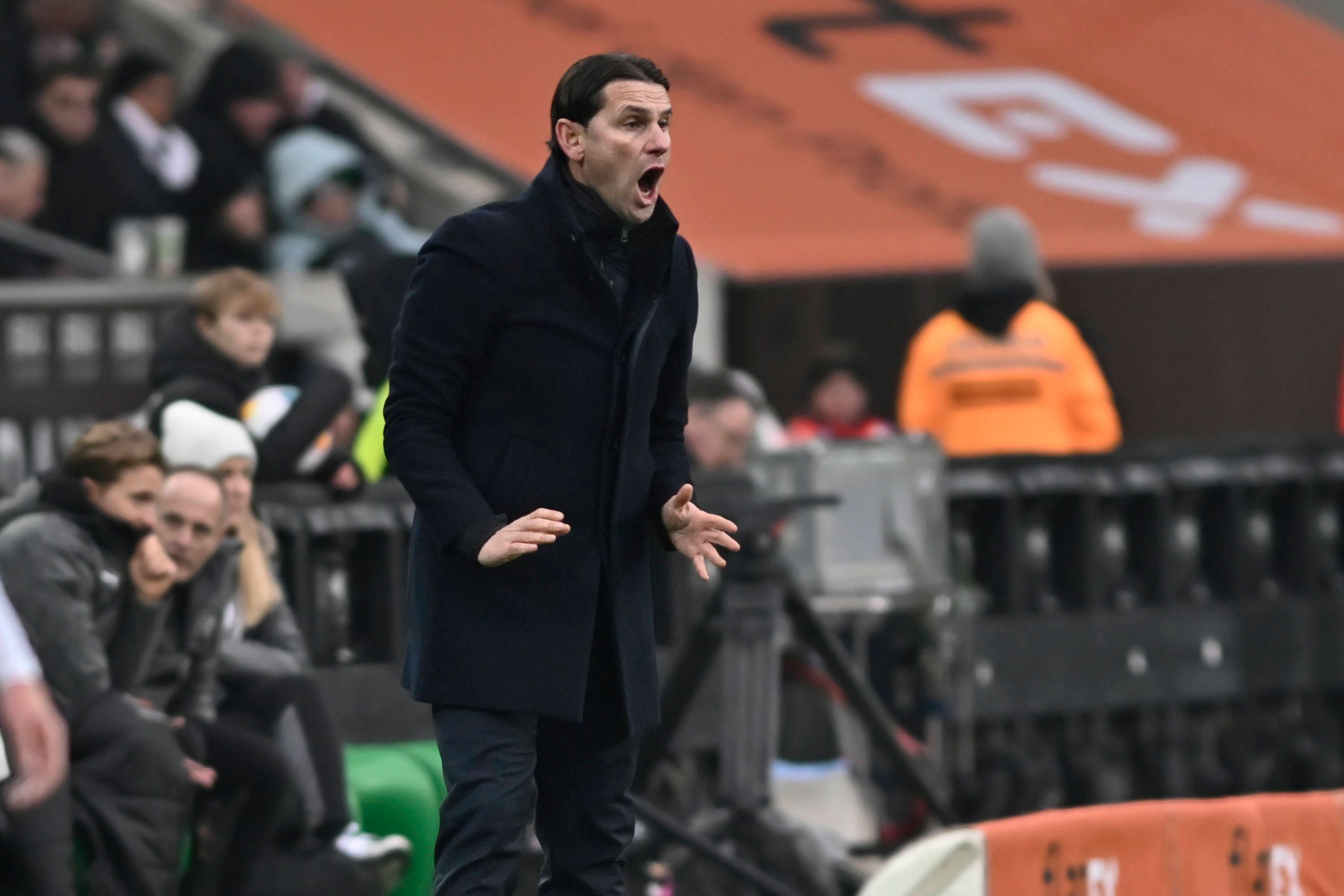Gerardo Seoane gibt Anweisungen am Spielfeldrand.
