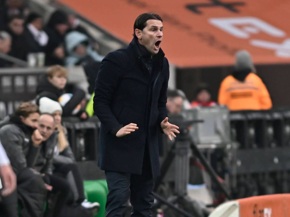 Gerardo Seoane gibt Anweisungen am Spielfeldrand.