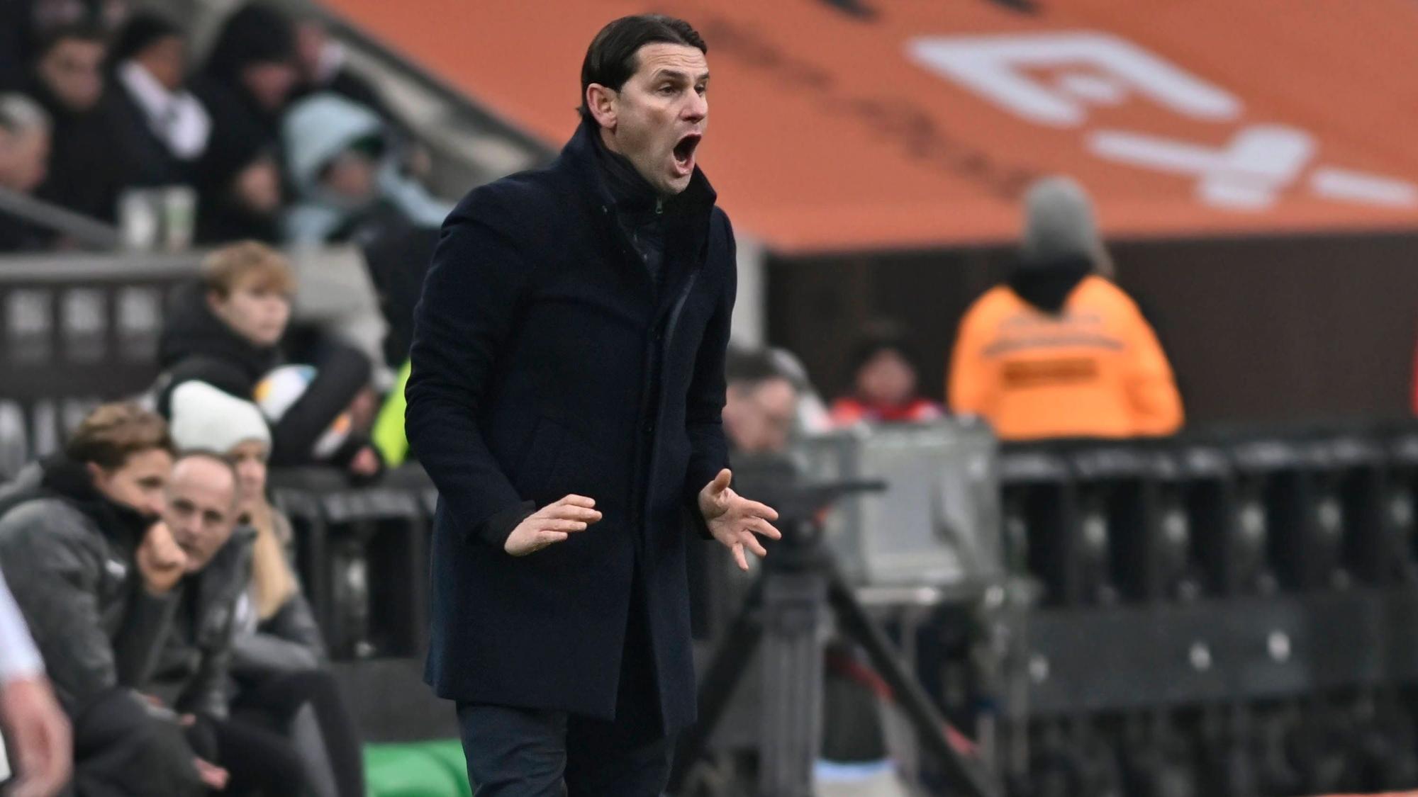 Gerardo Seoane gibt Anweisungen am Spielfeldrand.