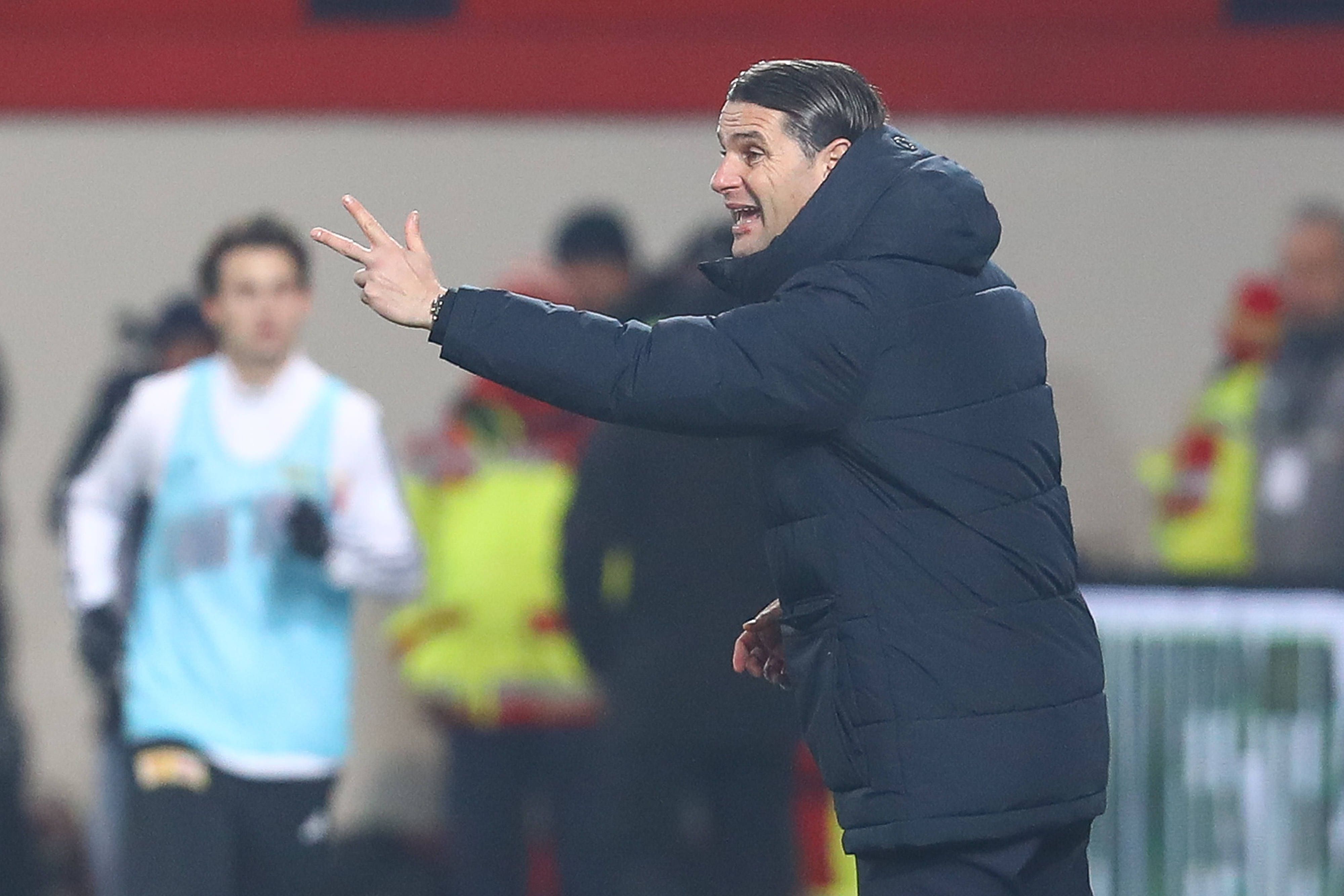Gerardo Seoane gibt beim Spiel gegen Union Berlin Anweisungen.