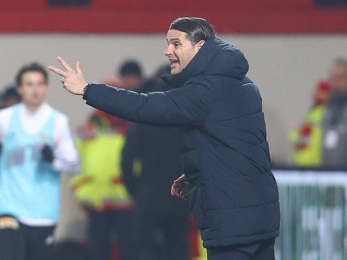 Gerardo Seoane gibt beim Spiel gegen Union Berlin Anweisungen.