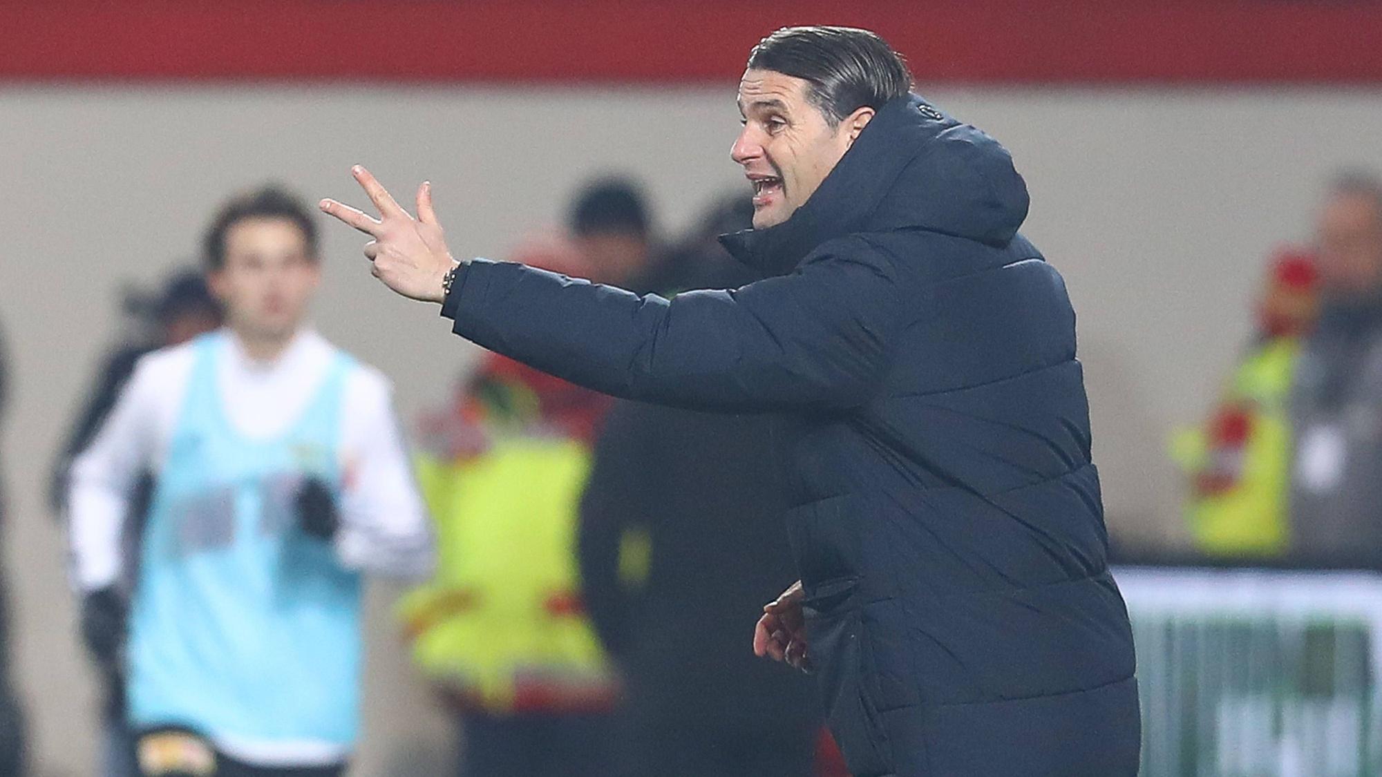 Gerardo Seoane gibt beim Spiel gegen Union Berlin Anweisungen.