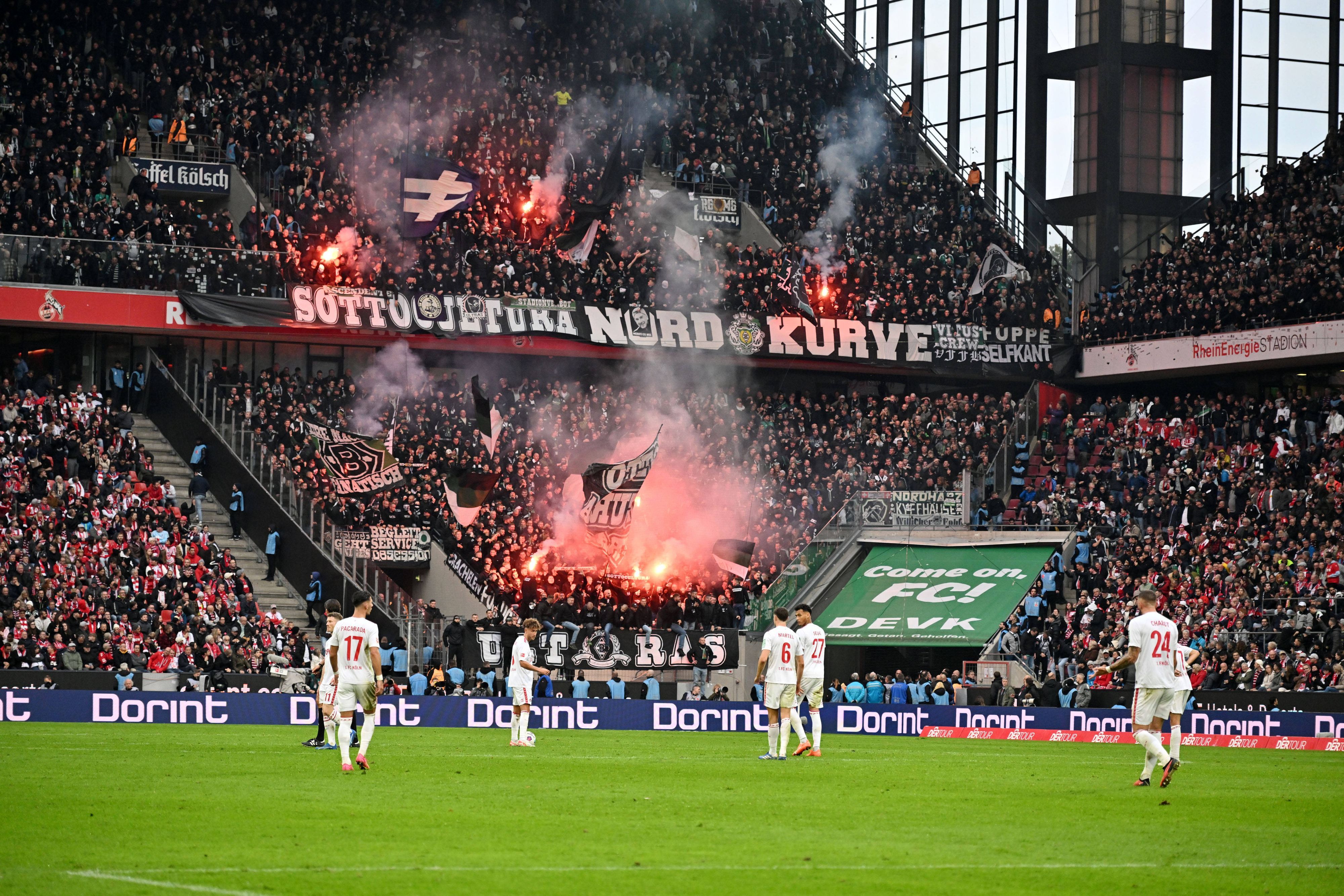 Im Block der Auswärtsfans von Borussia Mönchengladbach im Rhein-Energie-Stadion in Köln wird Pyrotechnik gezündet.