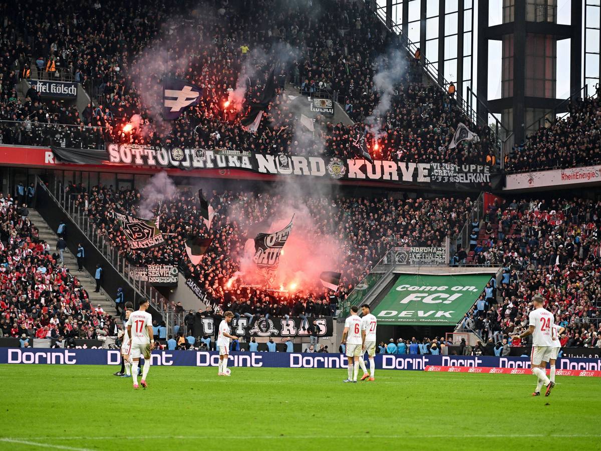 Im Block der Auswärtsfans von Borussia Mönchengladbach im Rhein-Energie-Stadion in Köln wird Pyrotechnik gezündet.