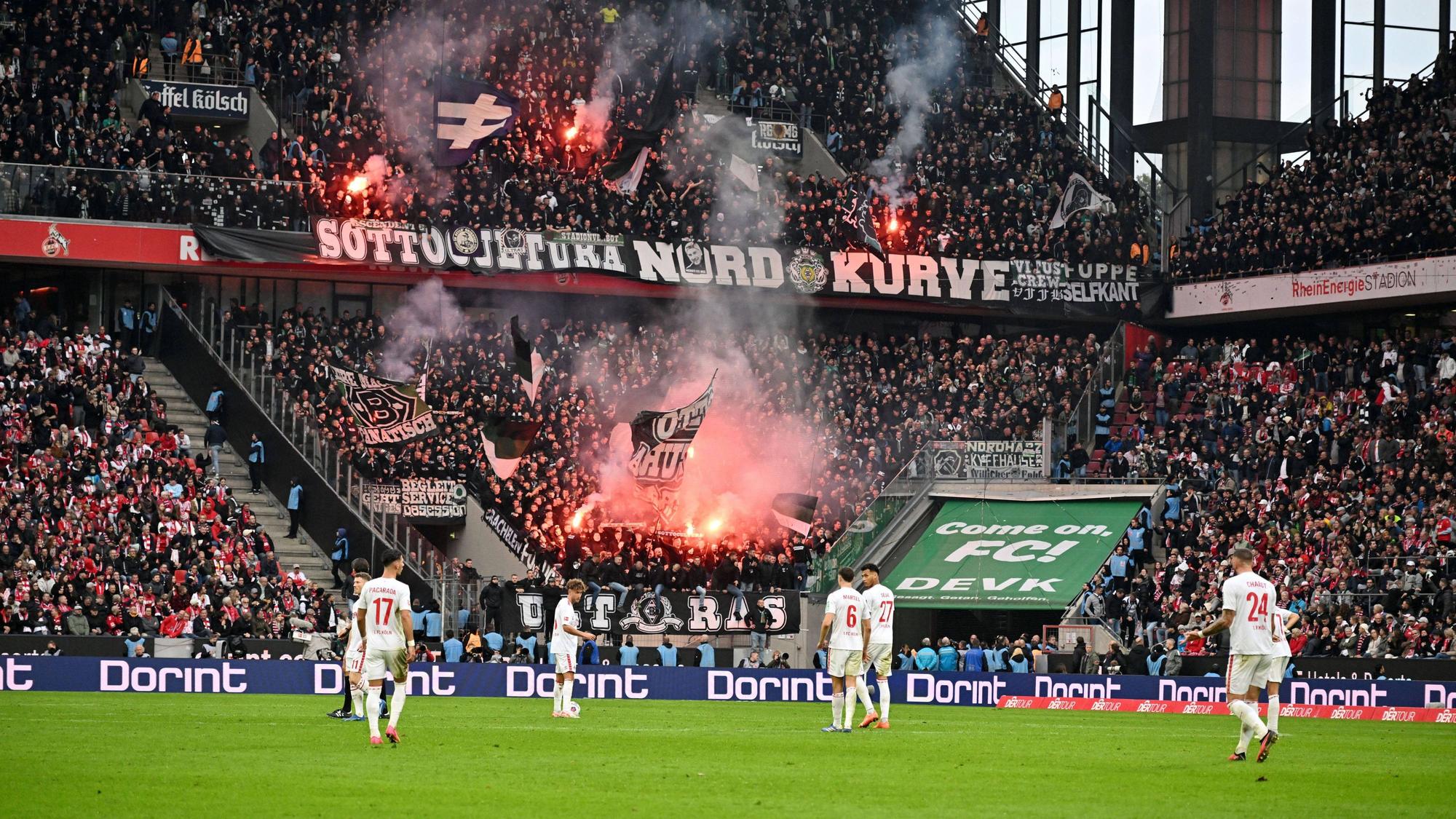 Im Block der Auswärtsfans von Borussia Mönchengladbach im Rhein-Energie-Stadion in Köln wird Pyrotechnik gezündet.