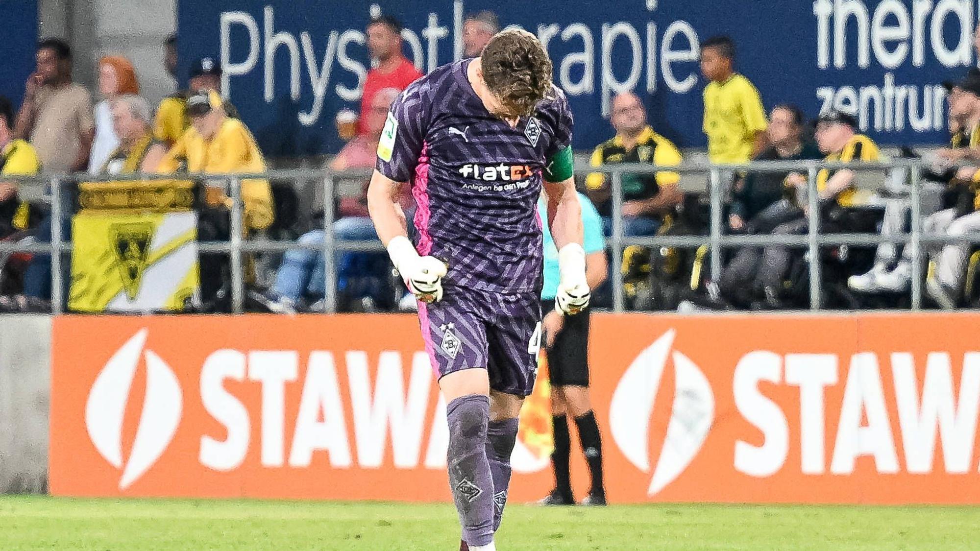Jan Olschowsky ballt die Faust bei einem U23-Spiel.