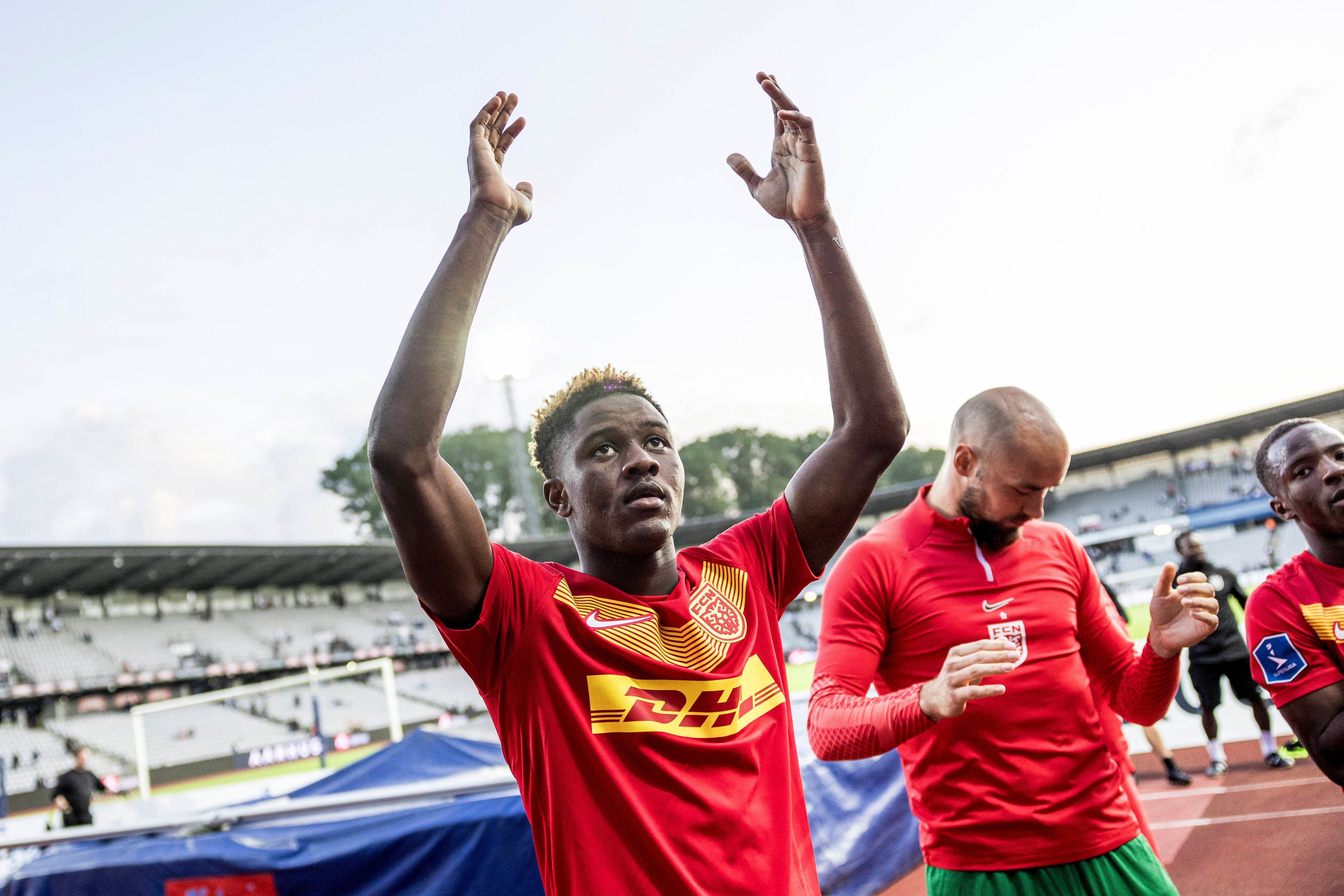 Ibrahim Osman klatscht vor der Fantribüne.