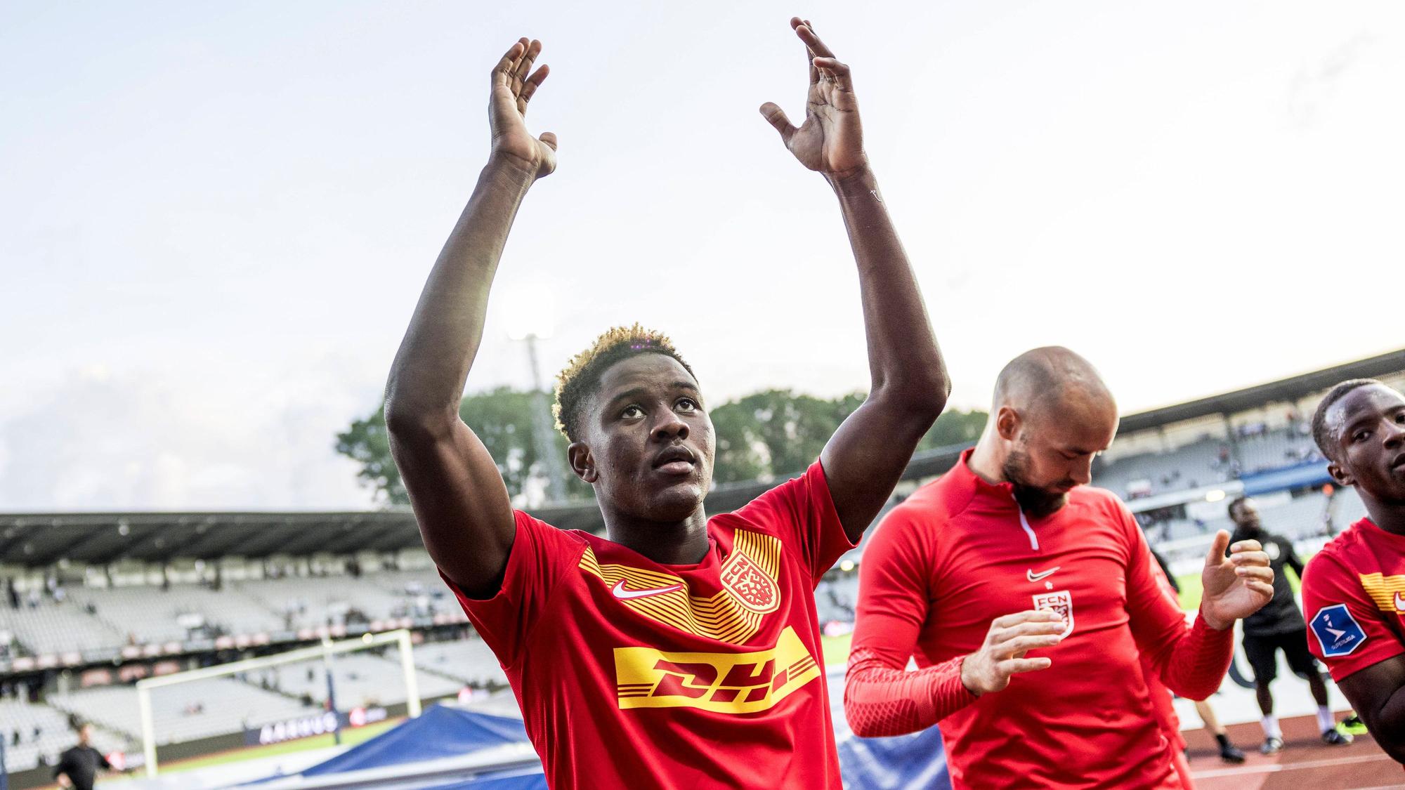 Ibrahim Osman klatscht vor der Fantribüne.