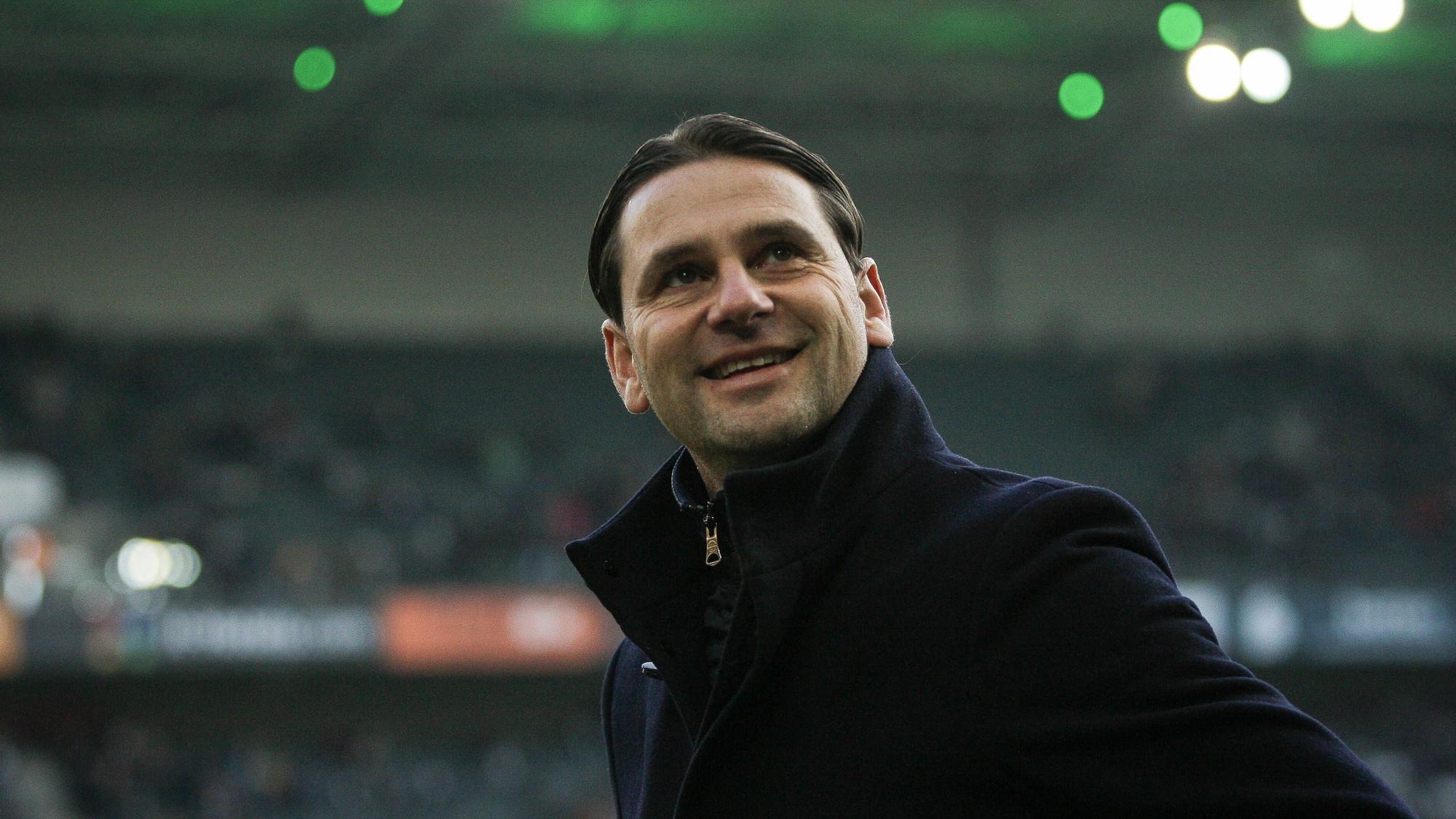 Gerardo Seoane schaut auf die Tribüne.