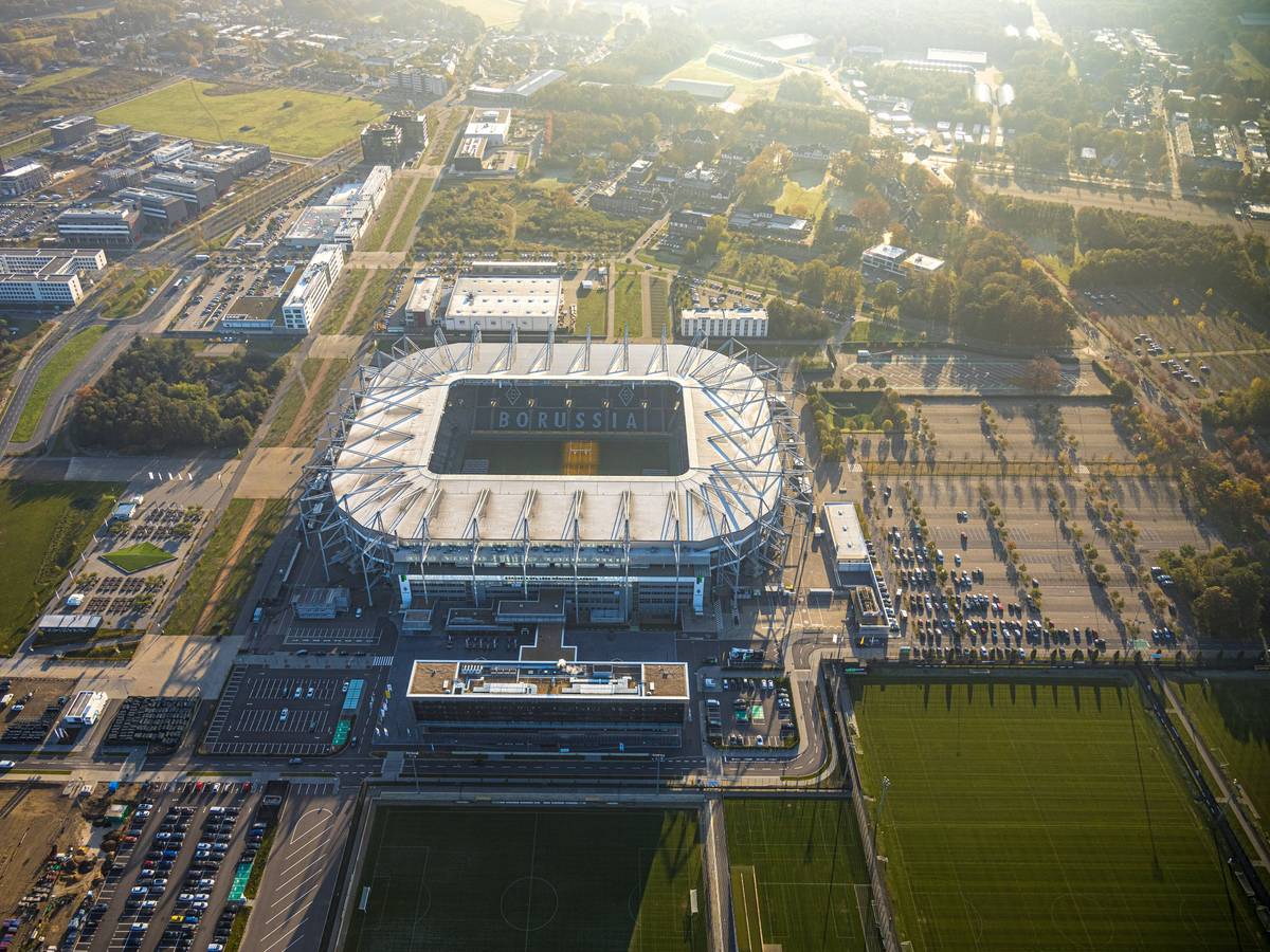 Der Borussia-Park und seine Umgebung aus der Luft bei gutem Wetter.