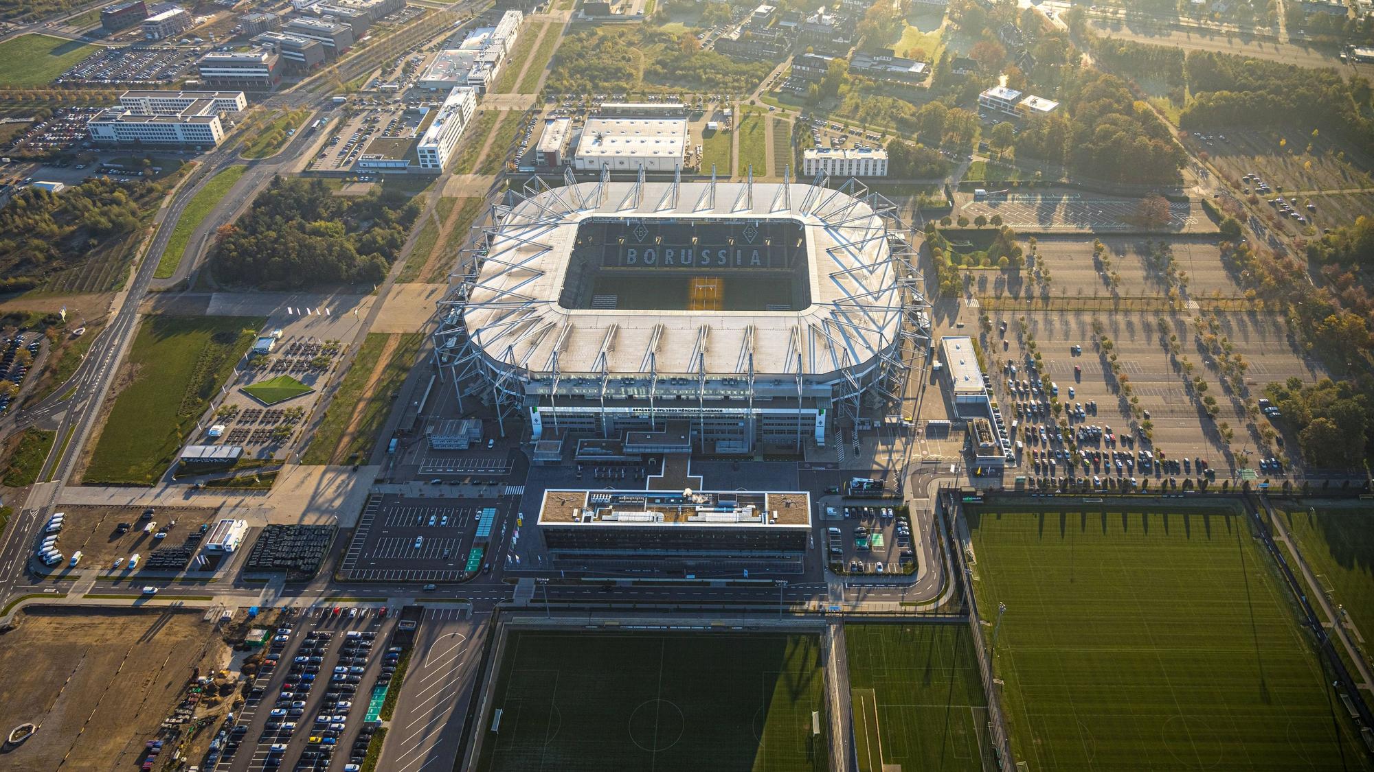 Der Borussia-Park und seine Umgebung aus der Luft bei gutem Wetter.