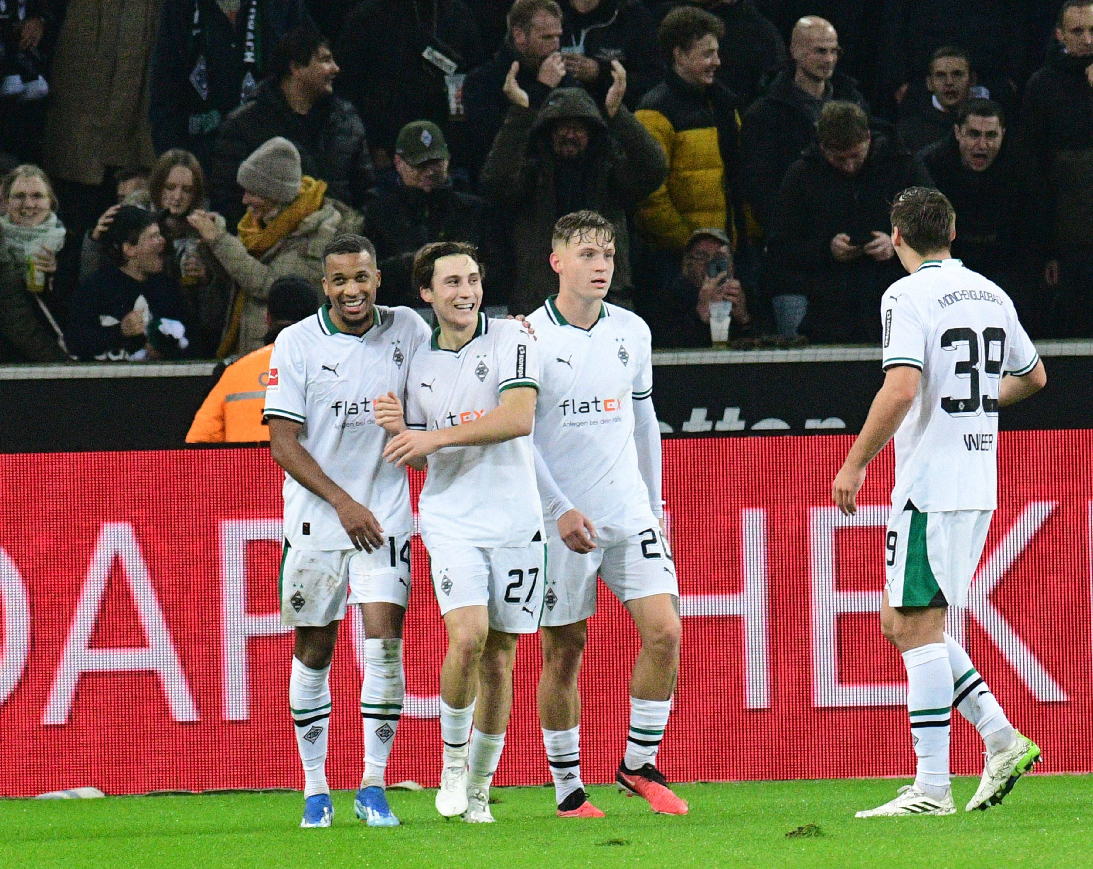 Die Spieler Plea, Reitz, Netz und Wöber feiern ein Tor.