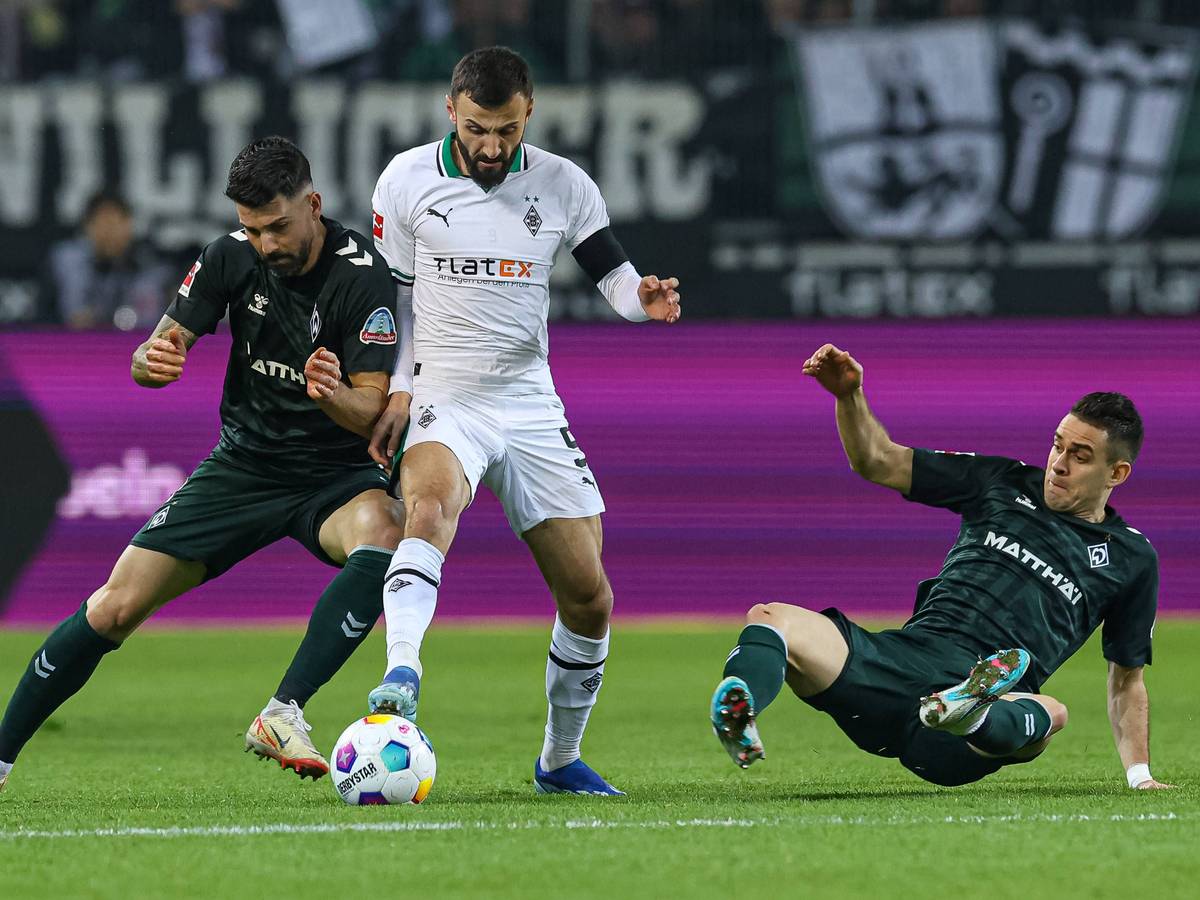Franck Honorat versucht, den Ball gegen zwei Spieler von Werder Bremen zu behaupten.