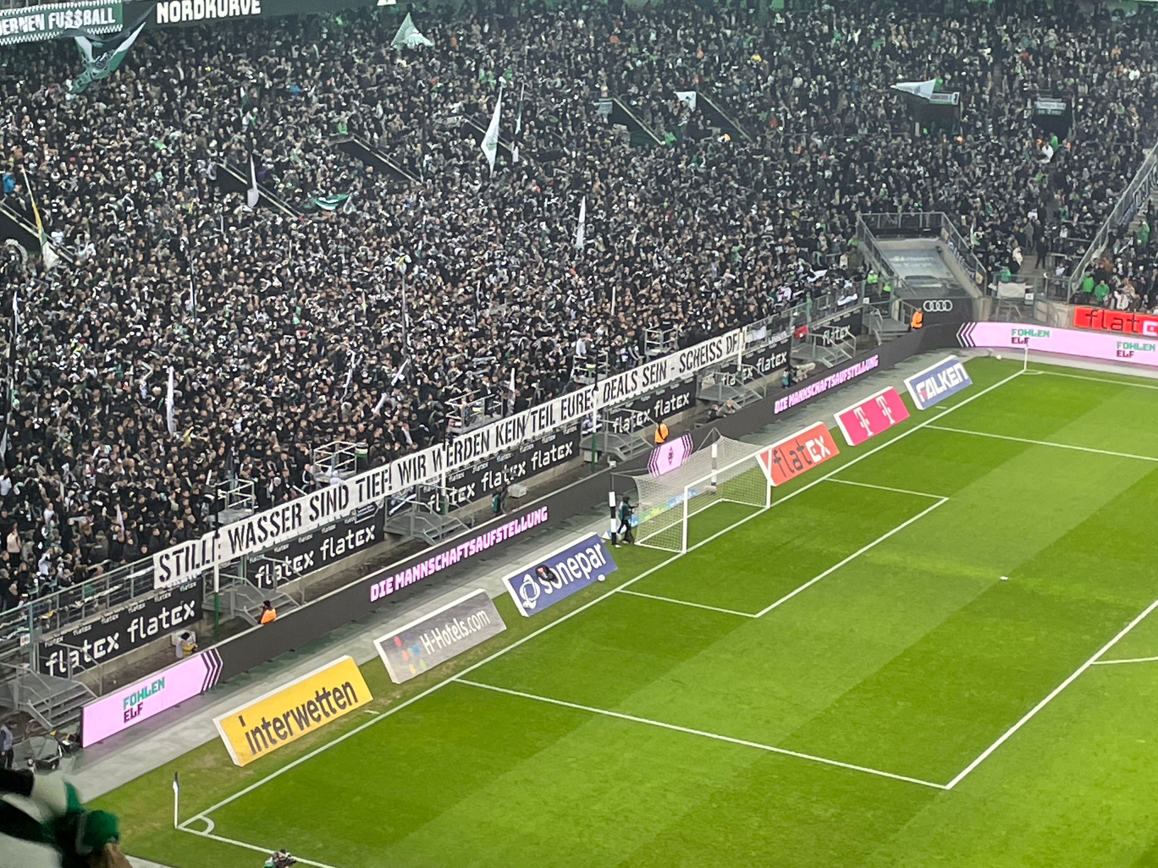Ein DFL-Banner der Borussia-Fans.