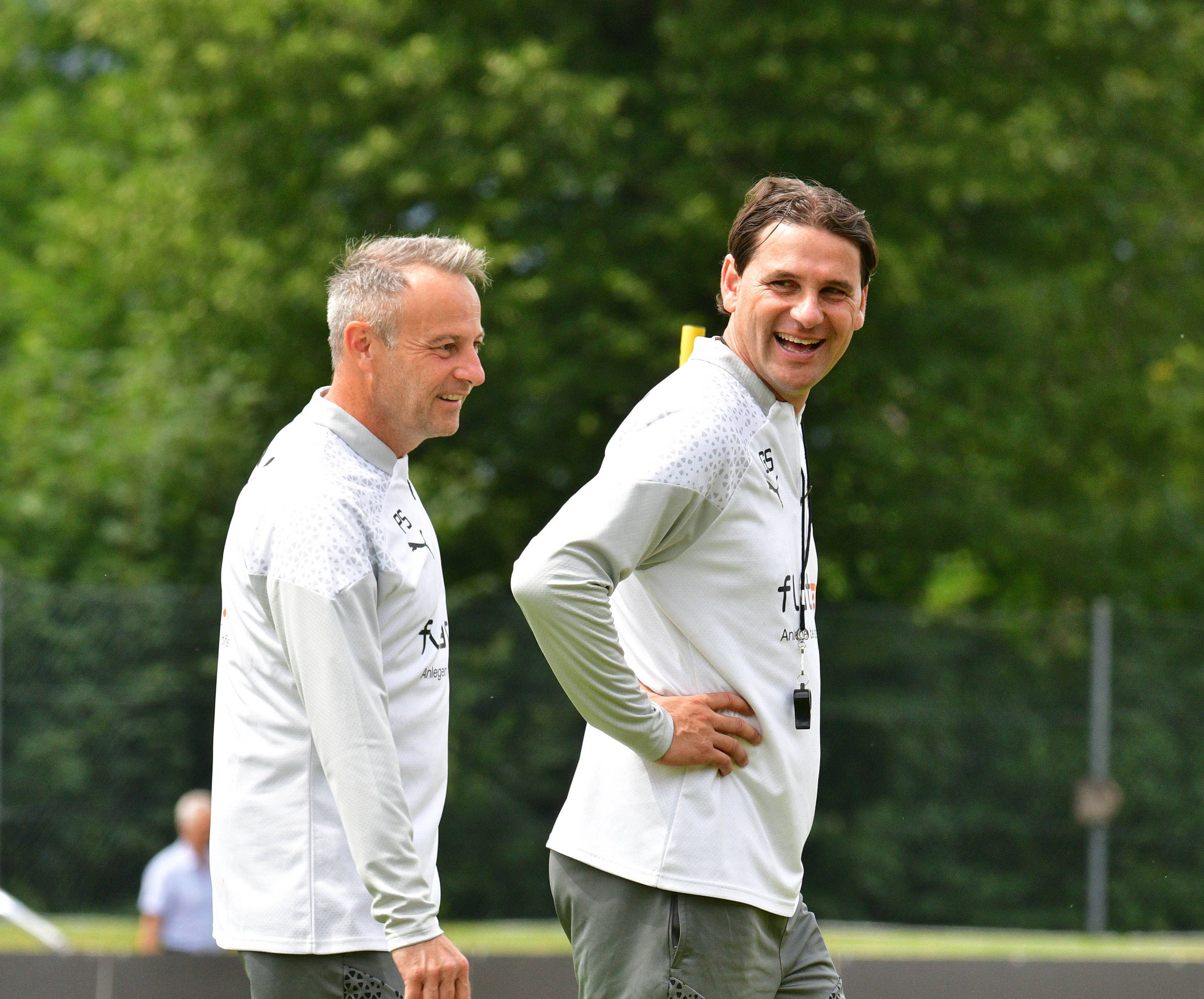 Gerardo Seoane steht lachend auf dem Trainingsplatz.