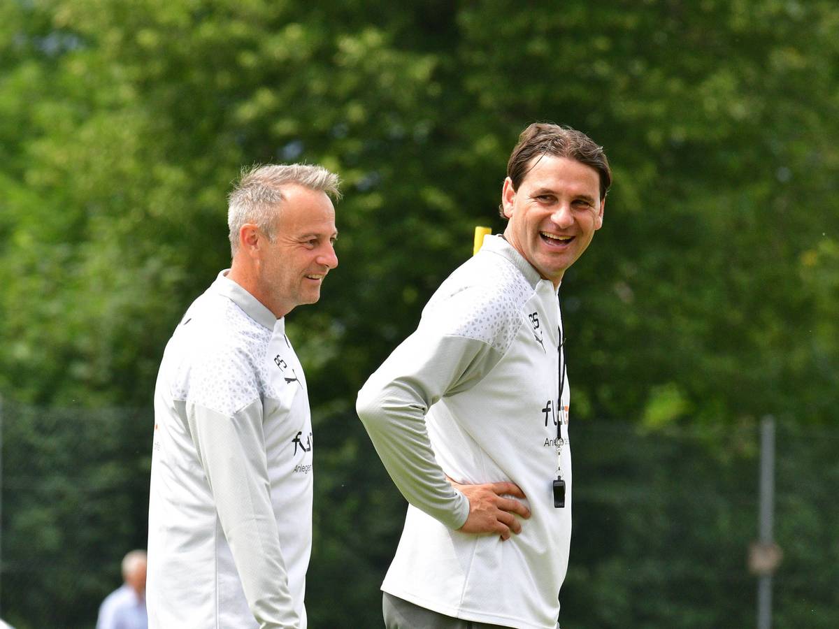 Gerardo Seoane steht lachend auf dem Trainingsplatz.