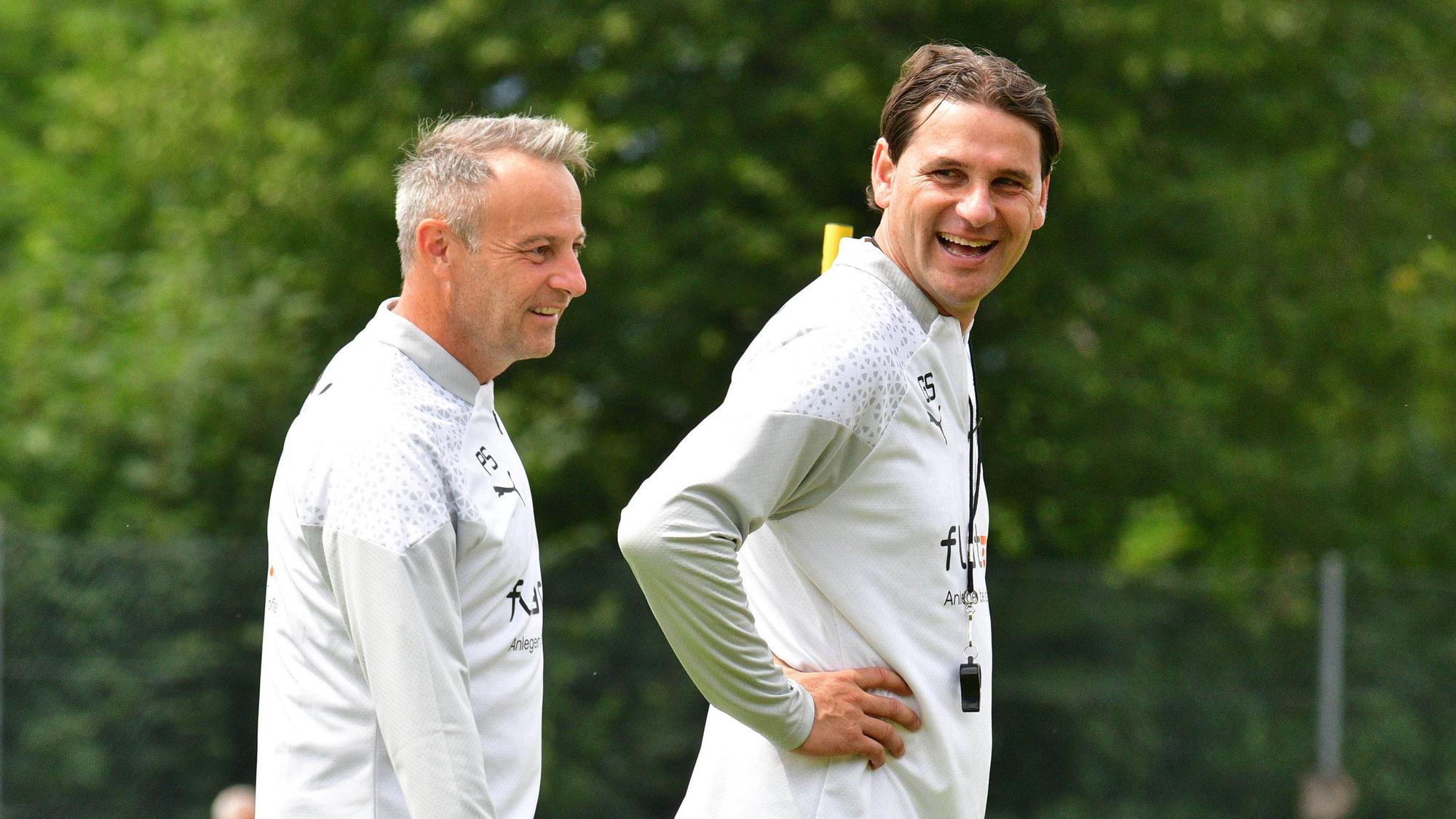 Gerardo Seoane steht lachend auf dem Trainingsplatz.