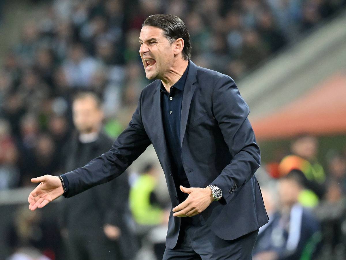Gerardo Seoane gibt am Spielfeldrand Anweisungen.