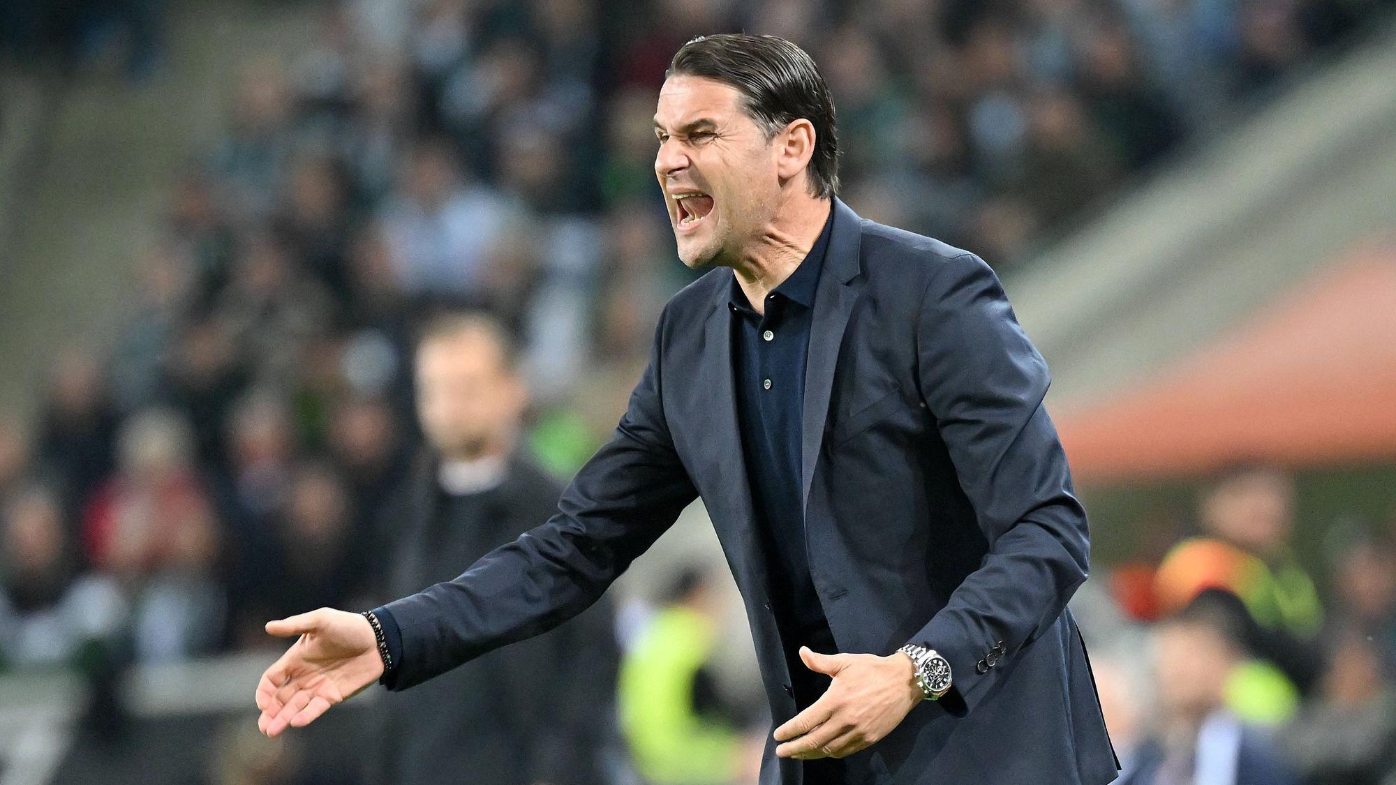 Gerardo Seoane gibt am Spielfeldrand Anweisungen.