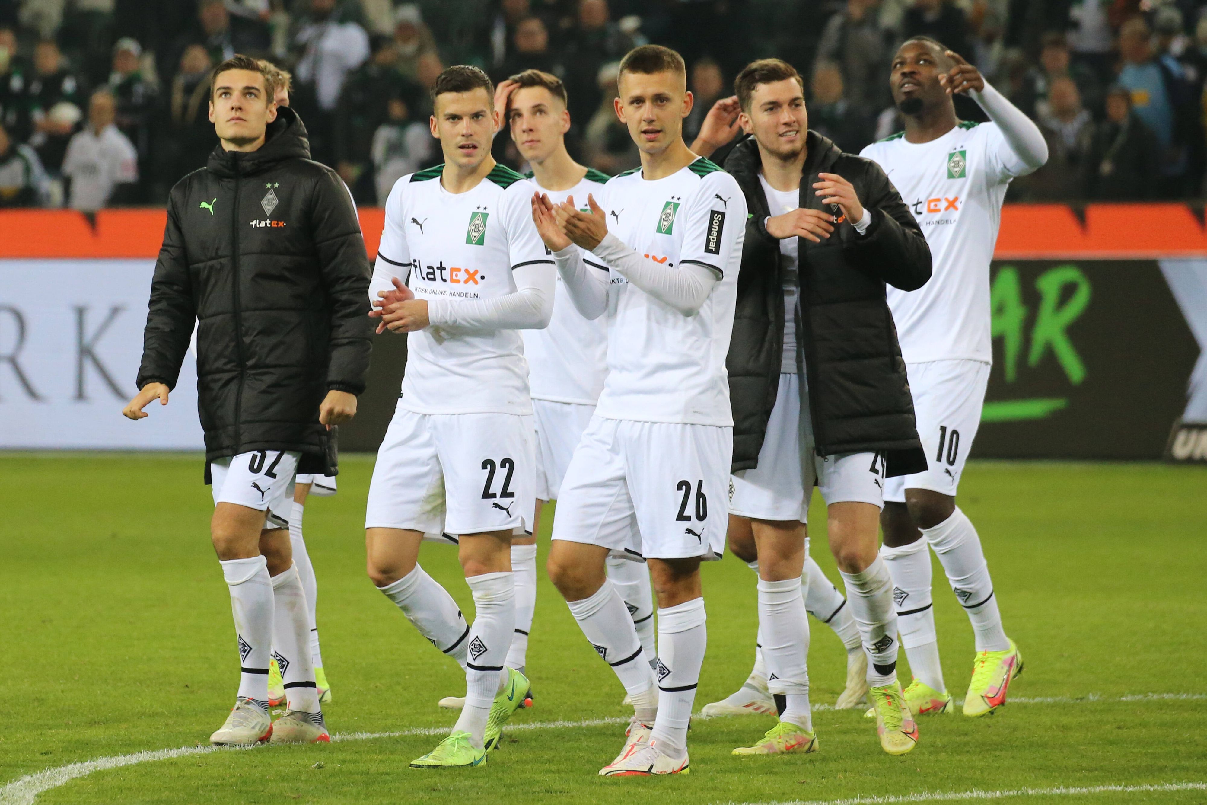 Spieler von Borussia Mönchengladbach drehen eine Fan-Runde im Borussia-Park.