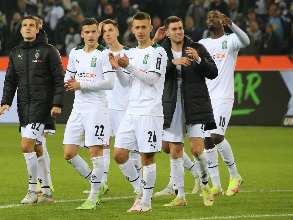 Spieler von Borussia Mönchengladbach drehen eine Fan-Runde im Borussia-Park.