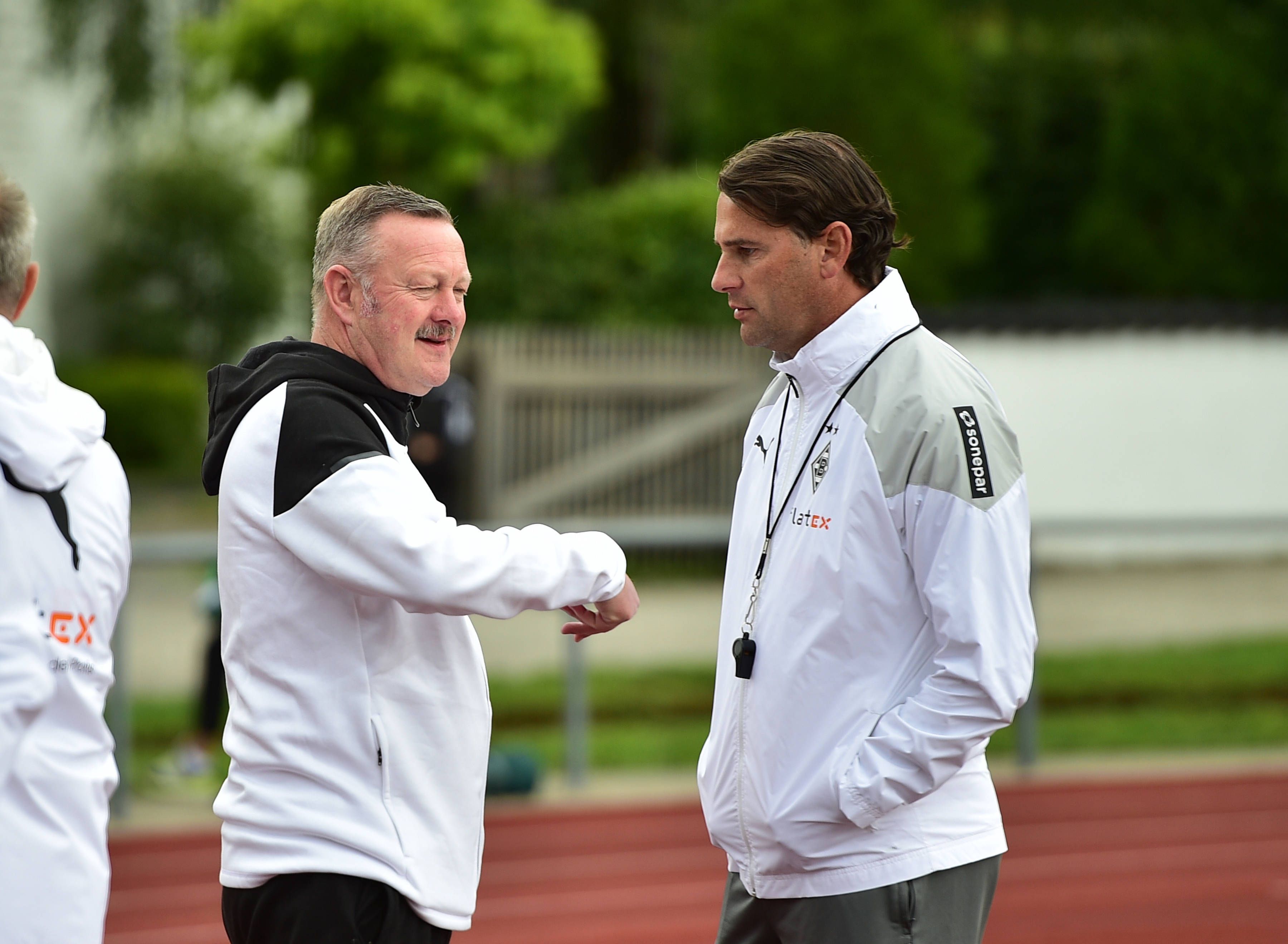 Roland Virku und Gerardo Seoane im Gespräch.