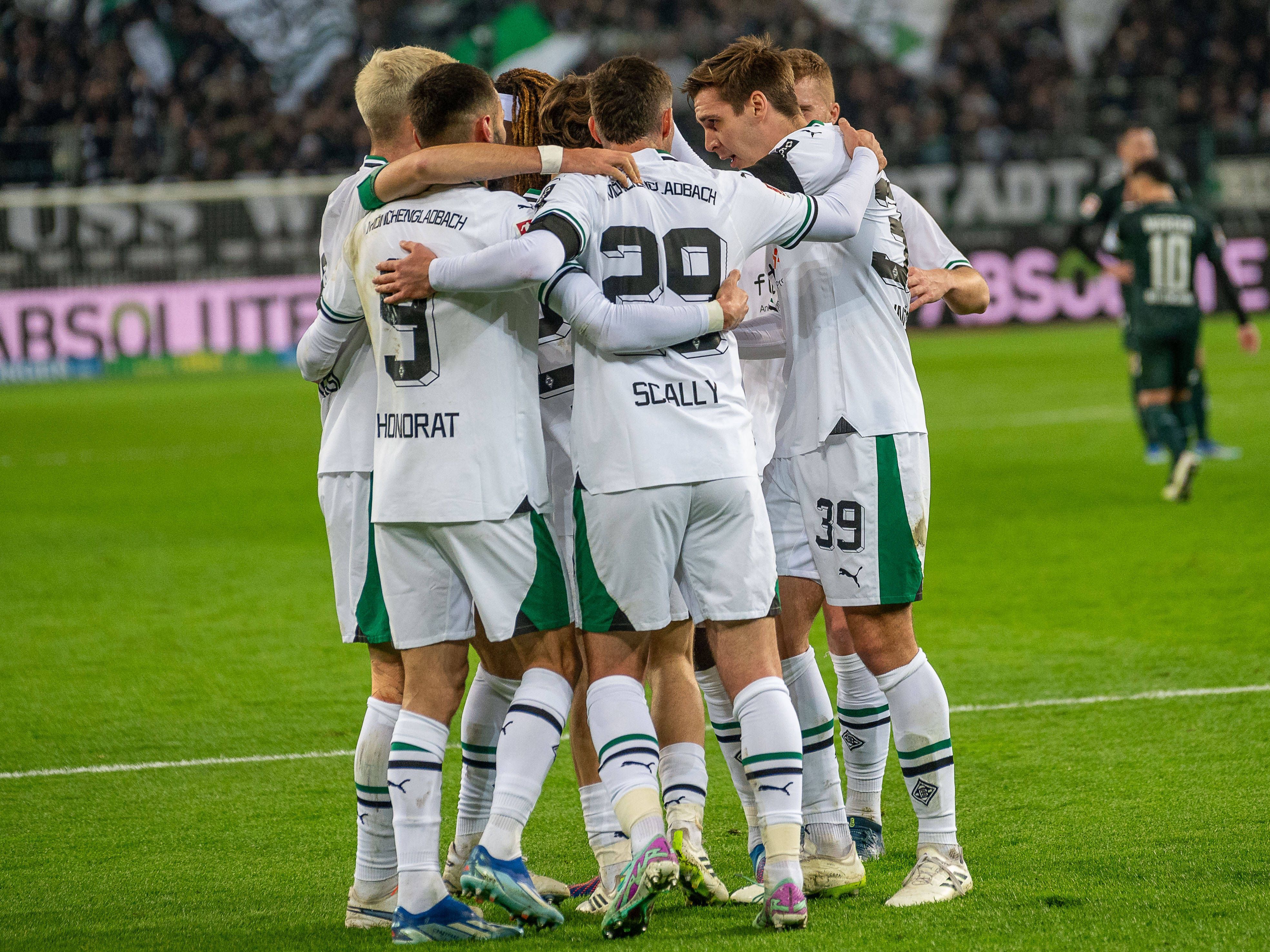 Gladbach-Spieler beim Torjubel.