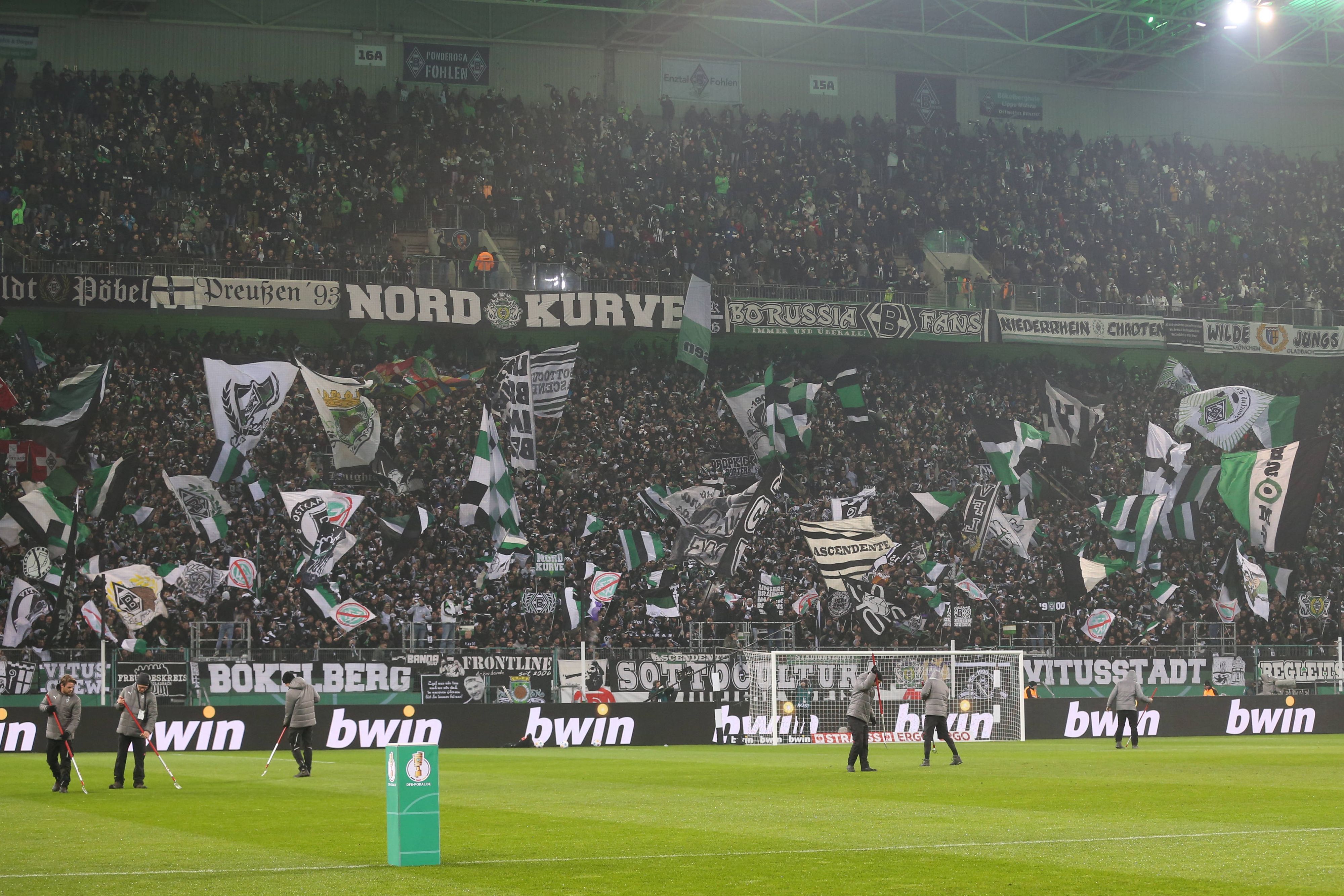 Die Nordkurve im Stadion von Borussia Mönchengladbach vor einem Spiel im DFB-Pokal.