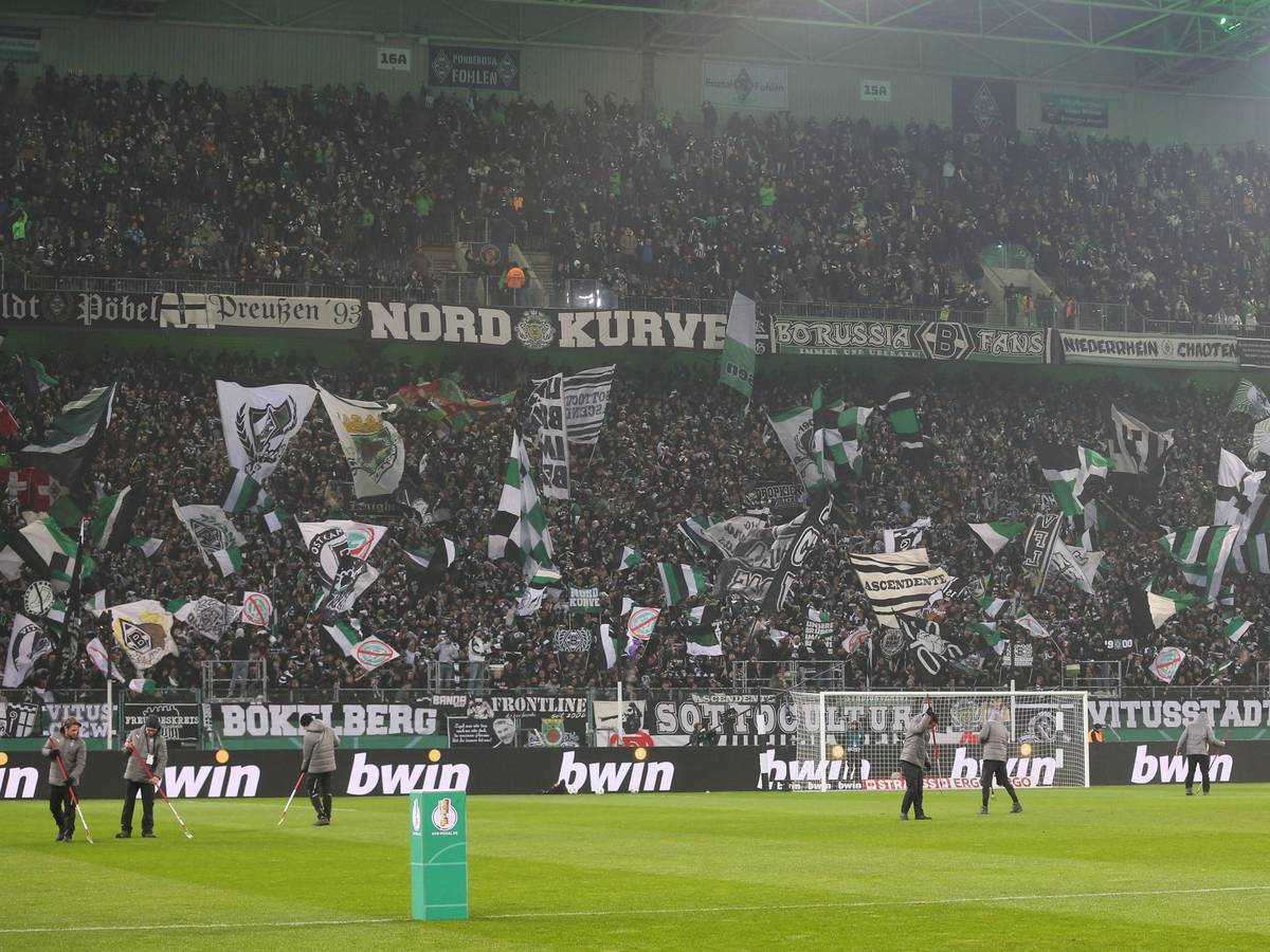 Die Nordkurve im Stadion von Borussia Mönchengladbach vor einem Spiel im DFB-Pokal.