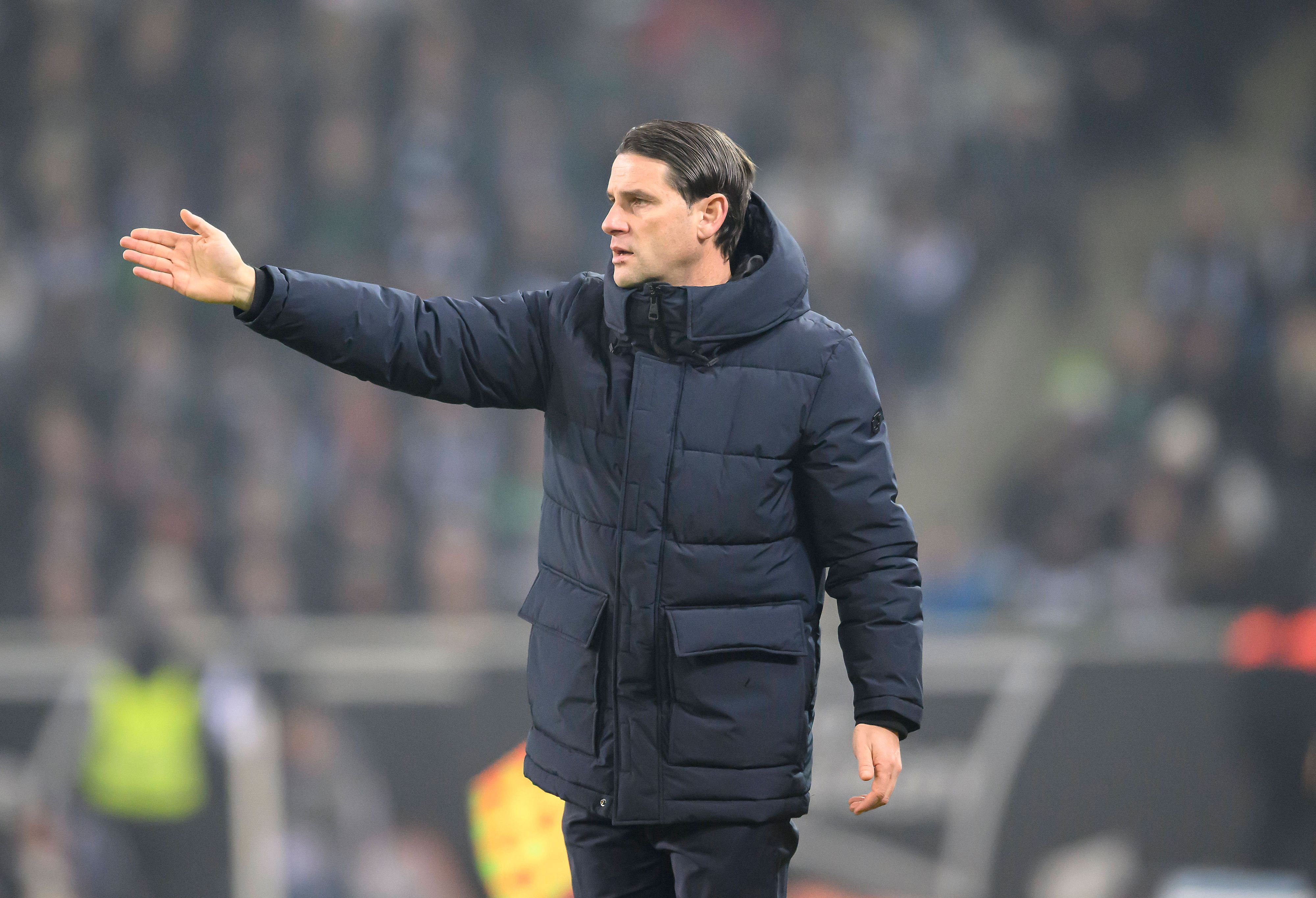 Der Trainer von Borussia Mönchengladbach gestikuliert mit dem rechten Arm.