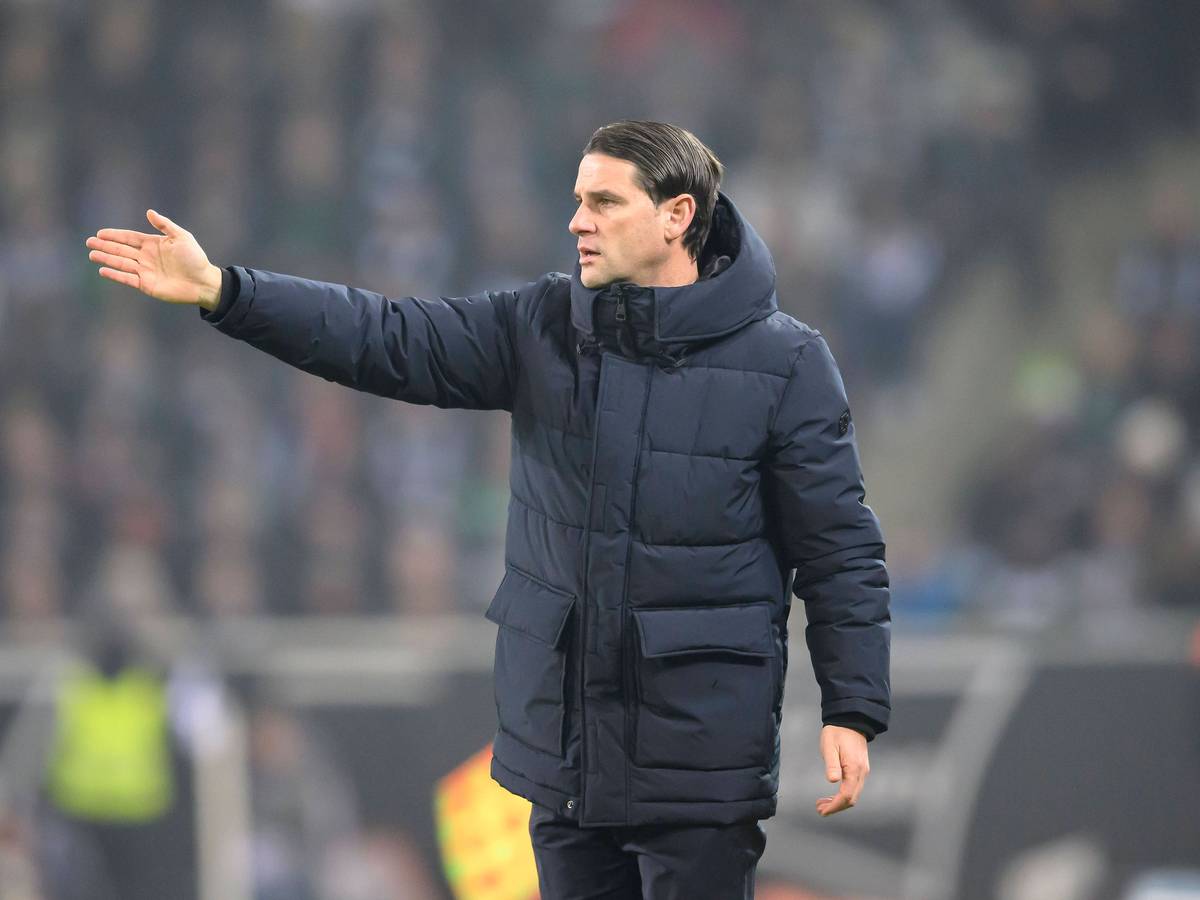 Der Trainer von Borussia Mönchengladbach gestikuliert mit dem rechten Arm.