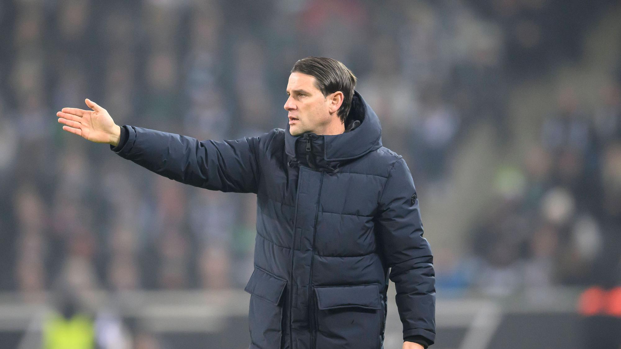 Der Trainer von Borussia Mönchengladbach gestikuliert mit dem rechten Arm.