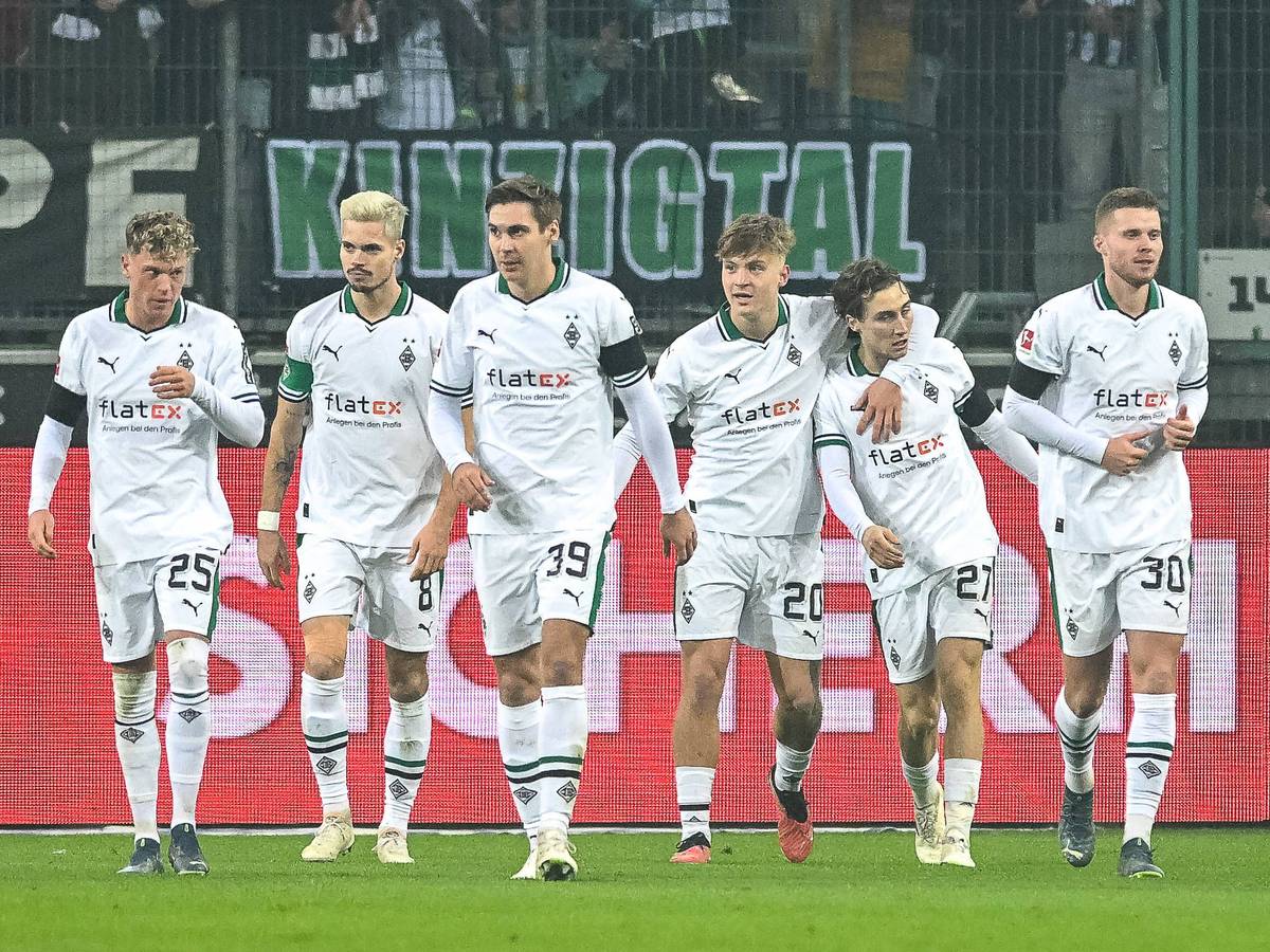 Spieler von Borussia Mönchengladbach bejubeln einen Treffer.