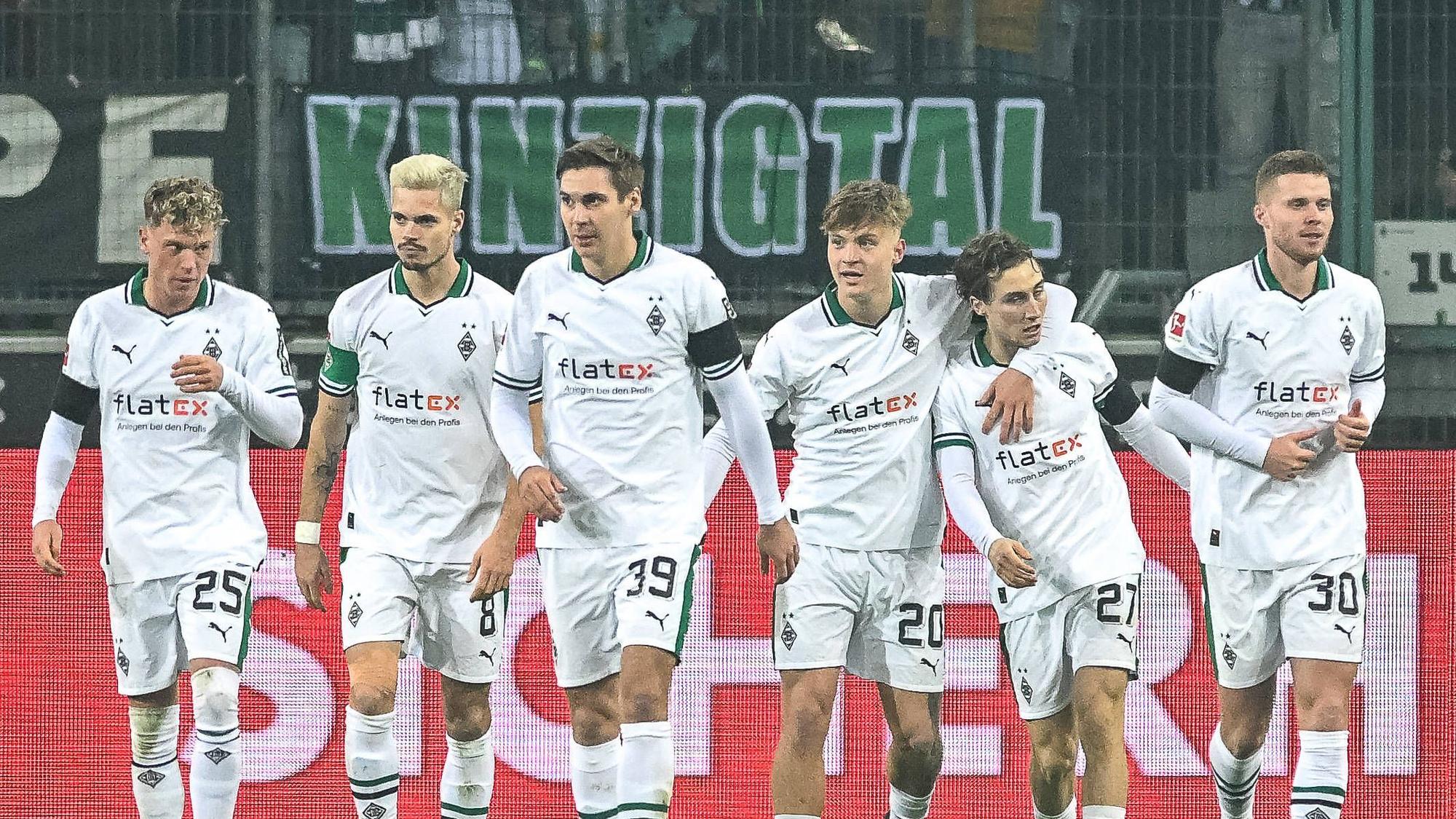 Spieler von Borussia Mönchengladbach bejubeln einen Treffer.