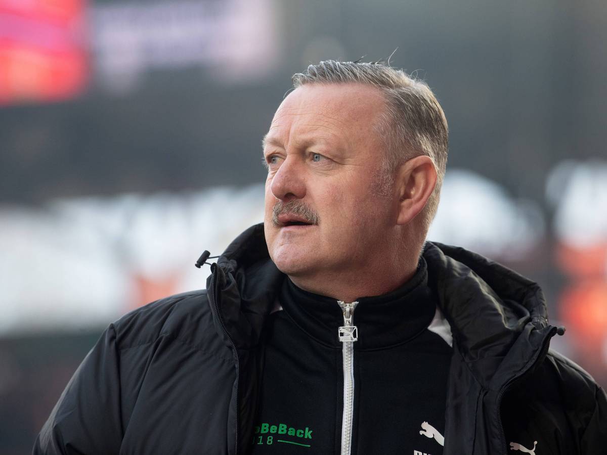 Sport-Geschäftsführer von Borussia Mönchengladbach blickt fokussiert vor einem Spiel.
