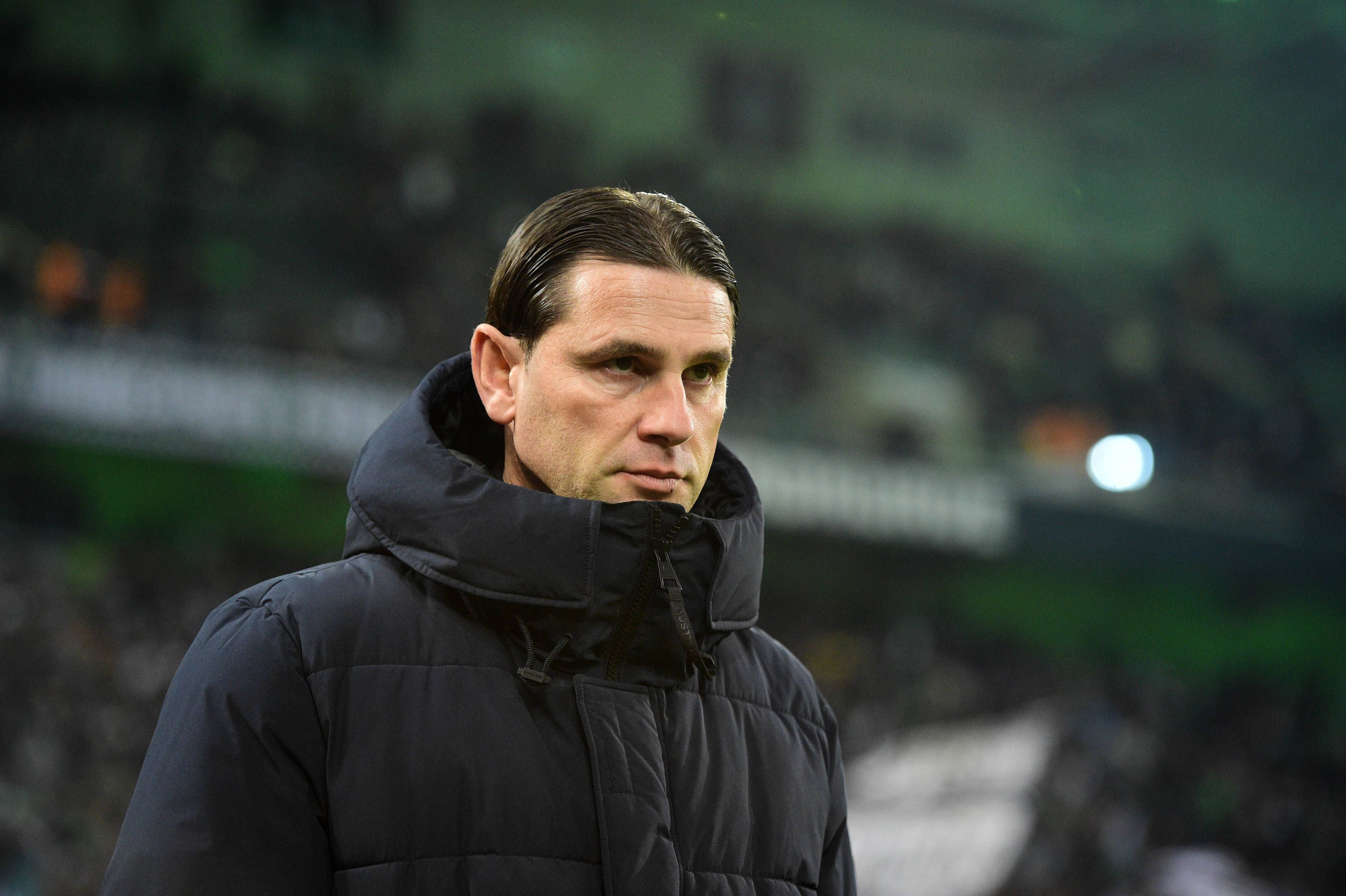 Borussia Mönchengladbachs Trainer Gerardo Seoane verfolgt konzentriert das Spielgeschehen.