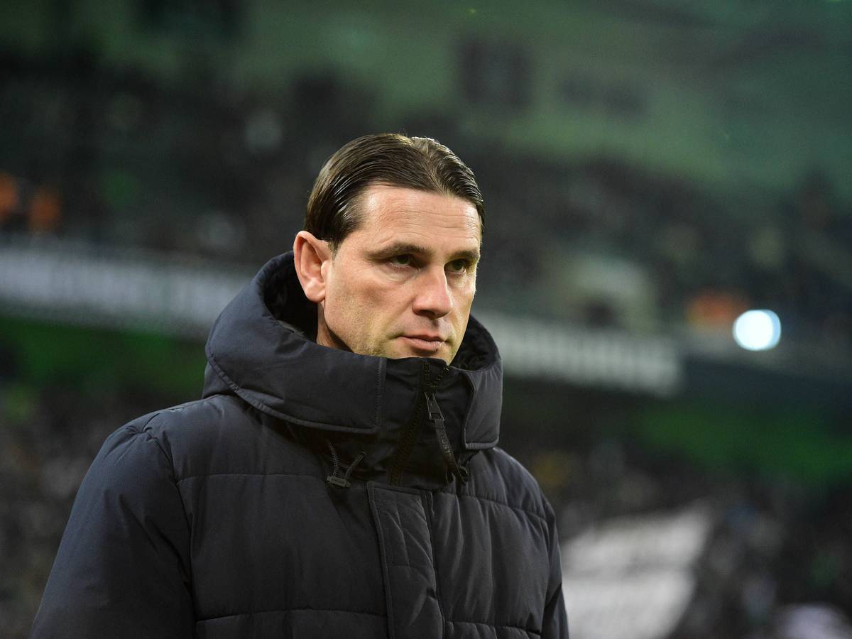 Borussia Mönchengladbachs Trainer Gerardo Seoane verfolgt konzentriert das Spielgeschehen.